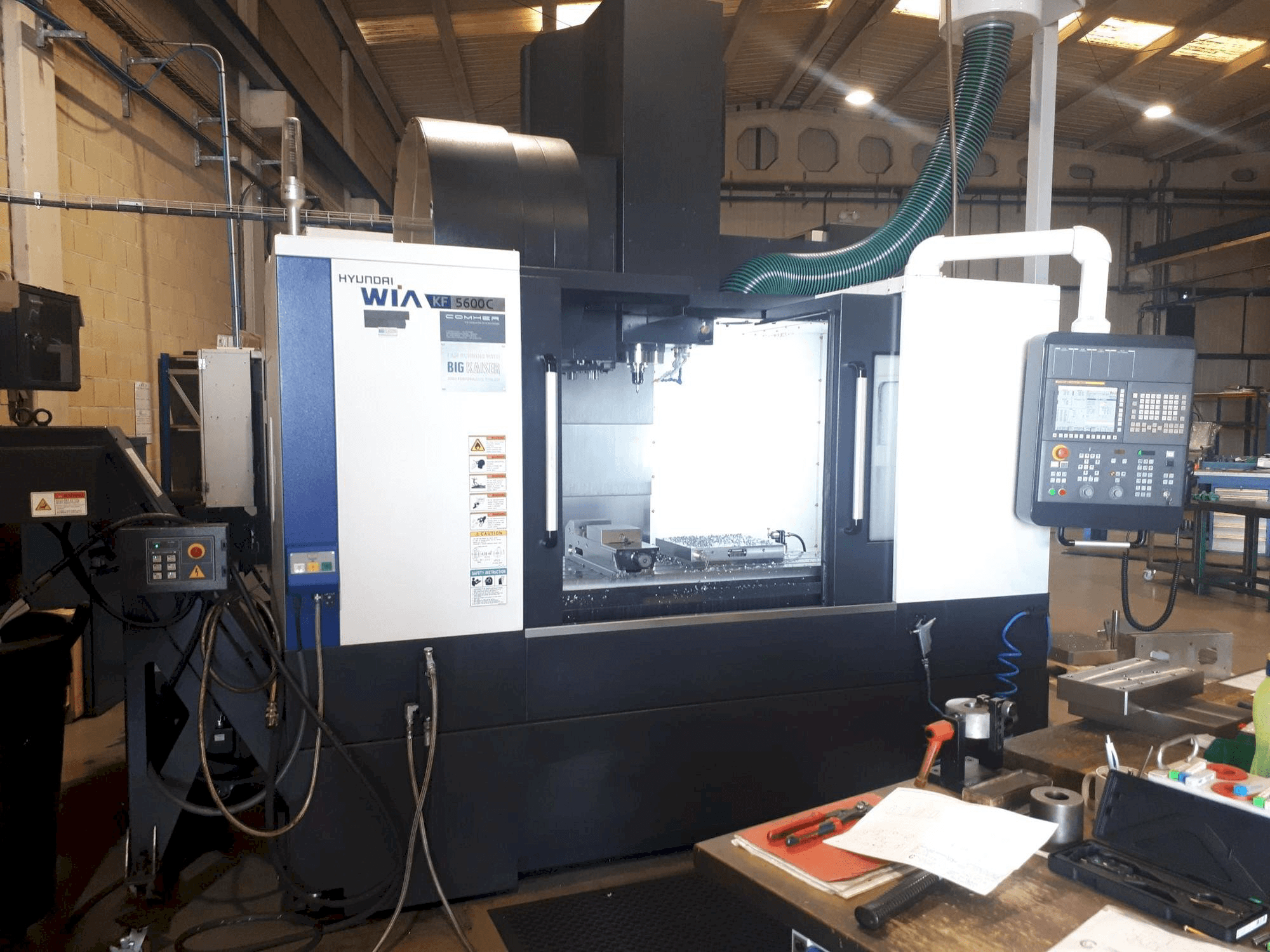 Frontansicht der Hyundai Wia KF 5600C Maschine