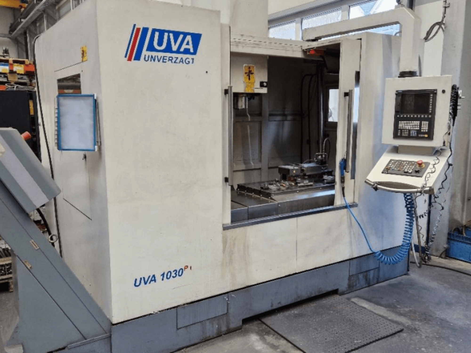 Werkzeugmaschine UVA 1030P in einer Werkstatt, Vorderansicht mit Bedienfeld, Arbeitsbereich und sauberer Schnittfläche.