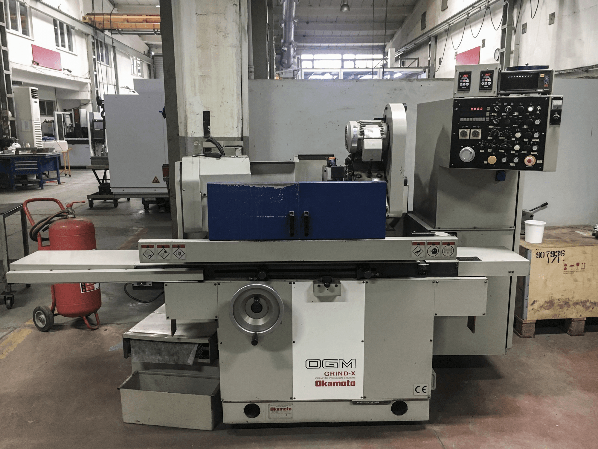 Frontansicht der OKAMOTO OGM-250UDX Maschine