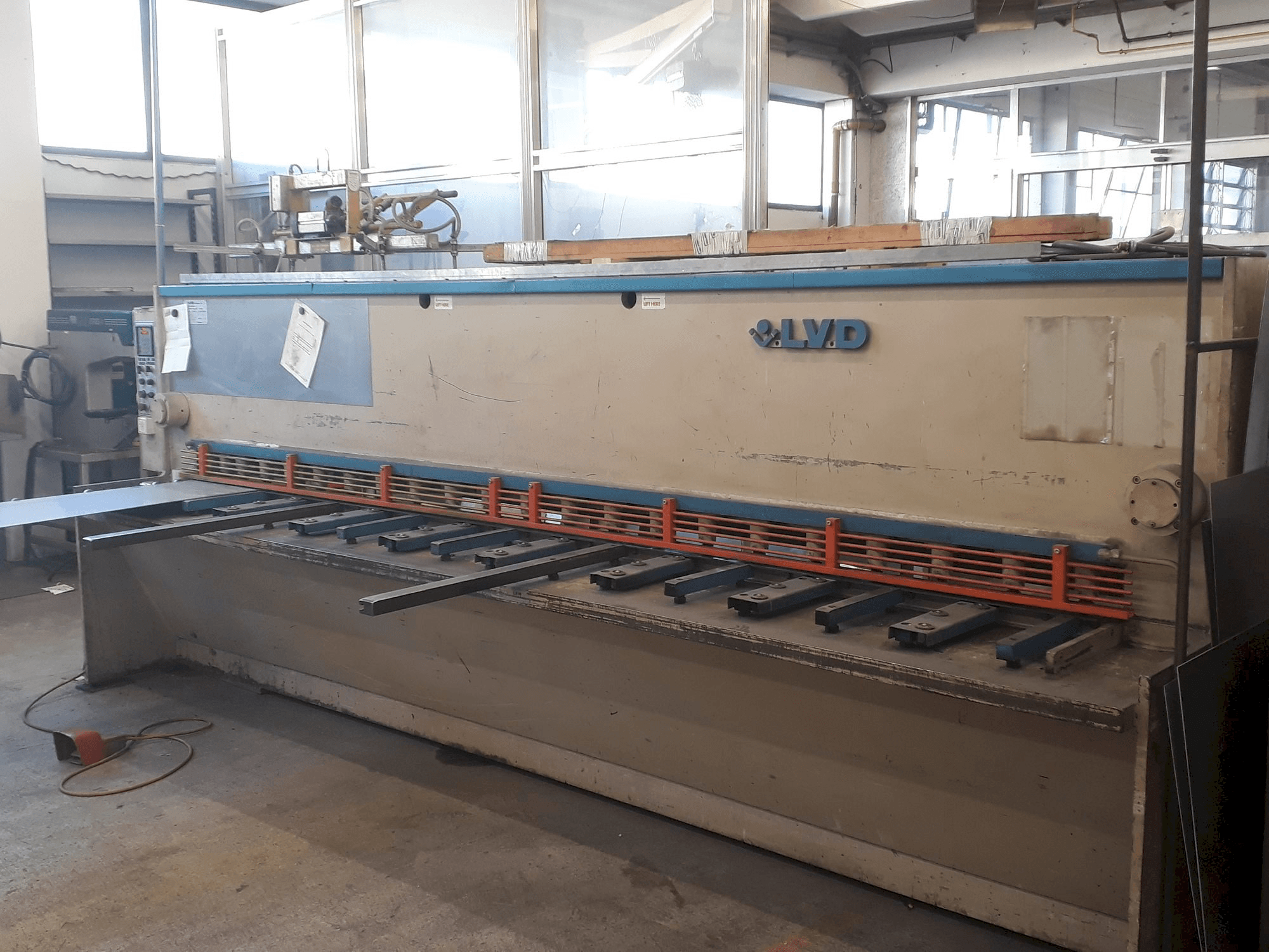 Frontansicht der LVD HST 40/6 Maschine