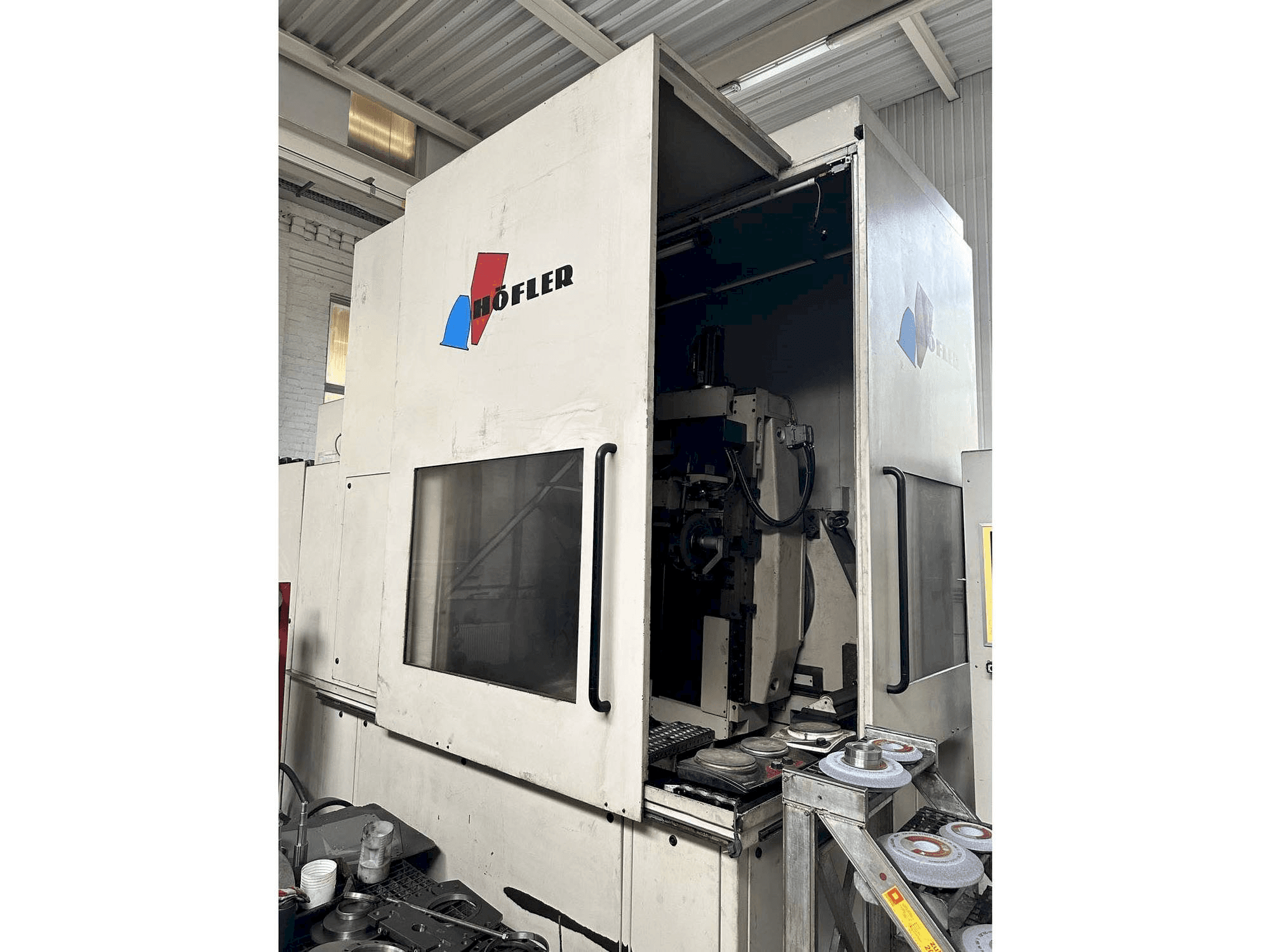 Frontansicht der HOFLER NOVA CNC 1000 Maschine