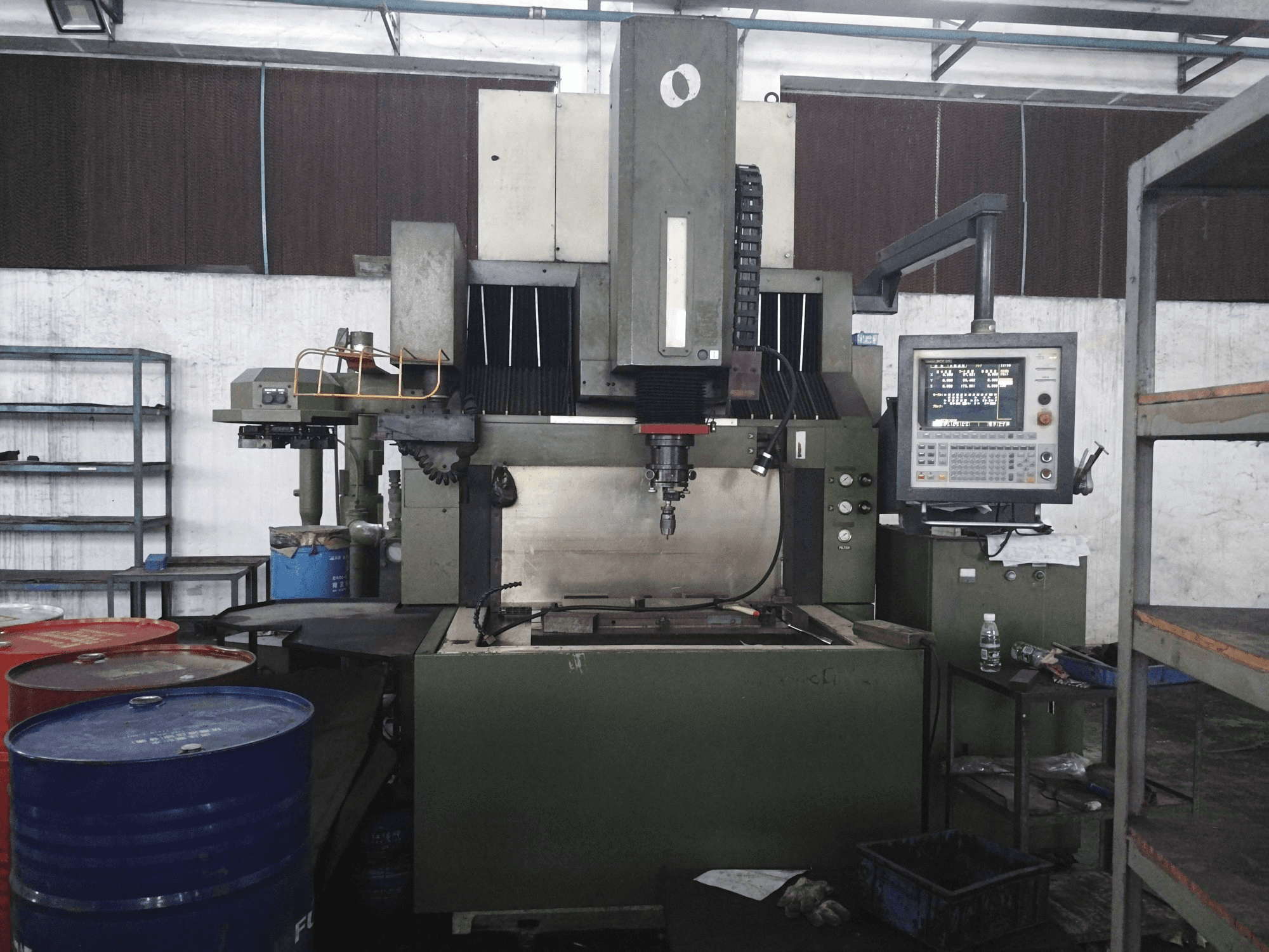 Frontansicht der Makino EDNC65 Maschine