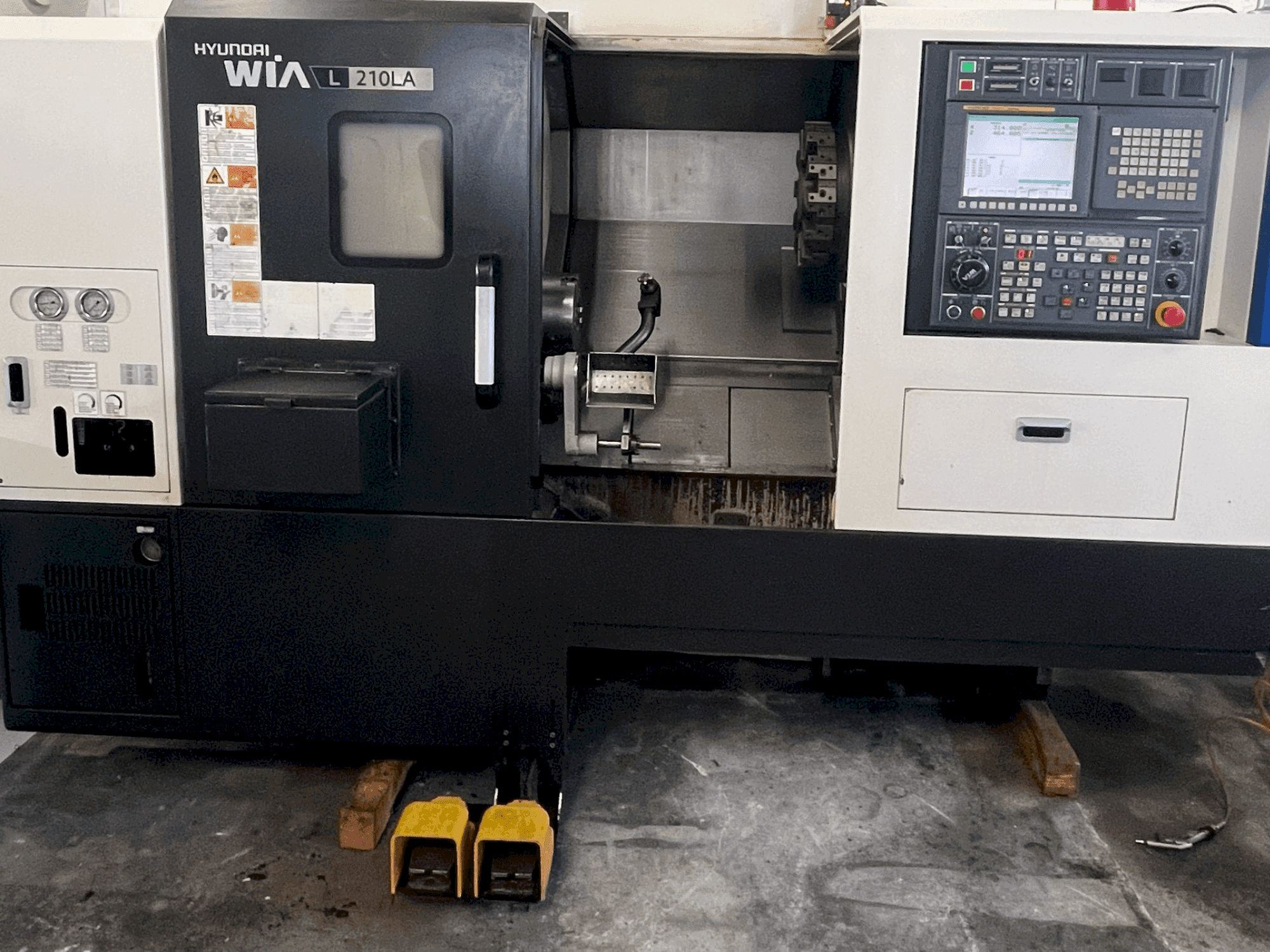 Frontansicht der HYUNDAI KIA L 210LA Maschine