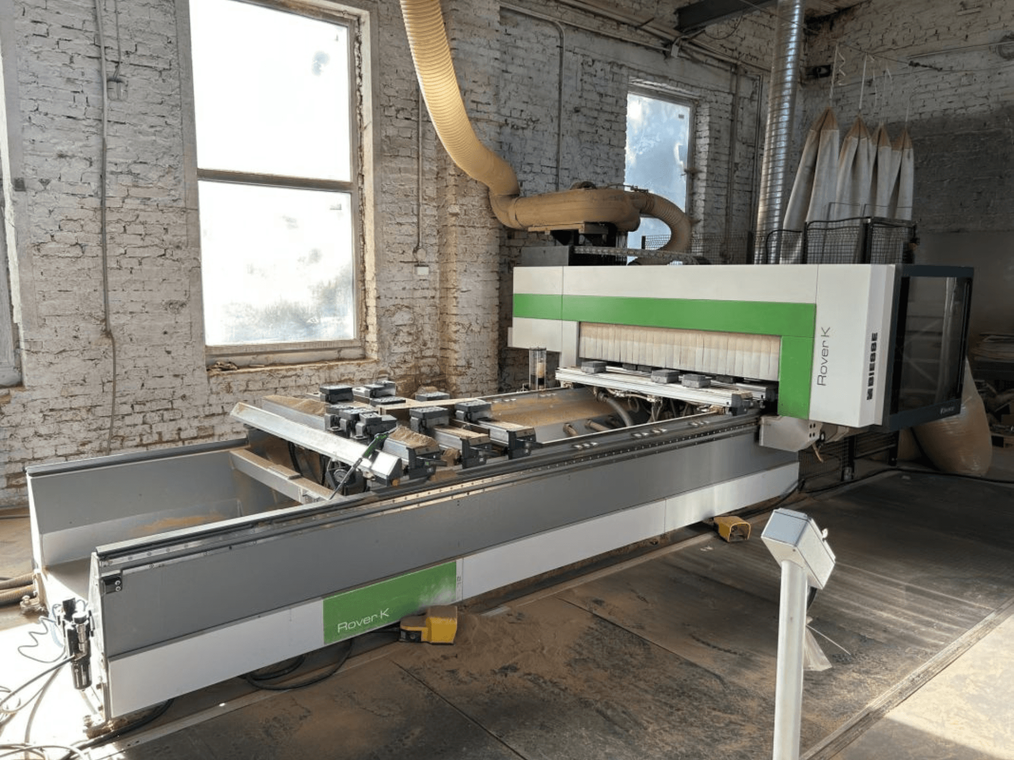 CNC-Bearbeitungszentrum BIESSE Rover K 1532 G in einer Werkstatt, von vorne gesehen, mit sichtbaren Schneidwerkzeugen und Arbeitsfläche.