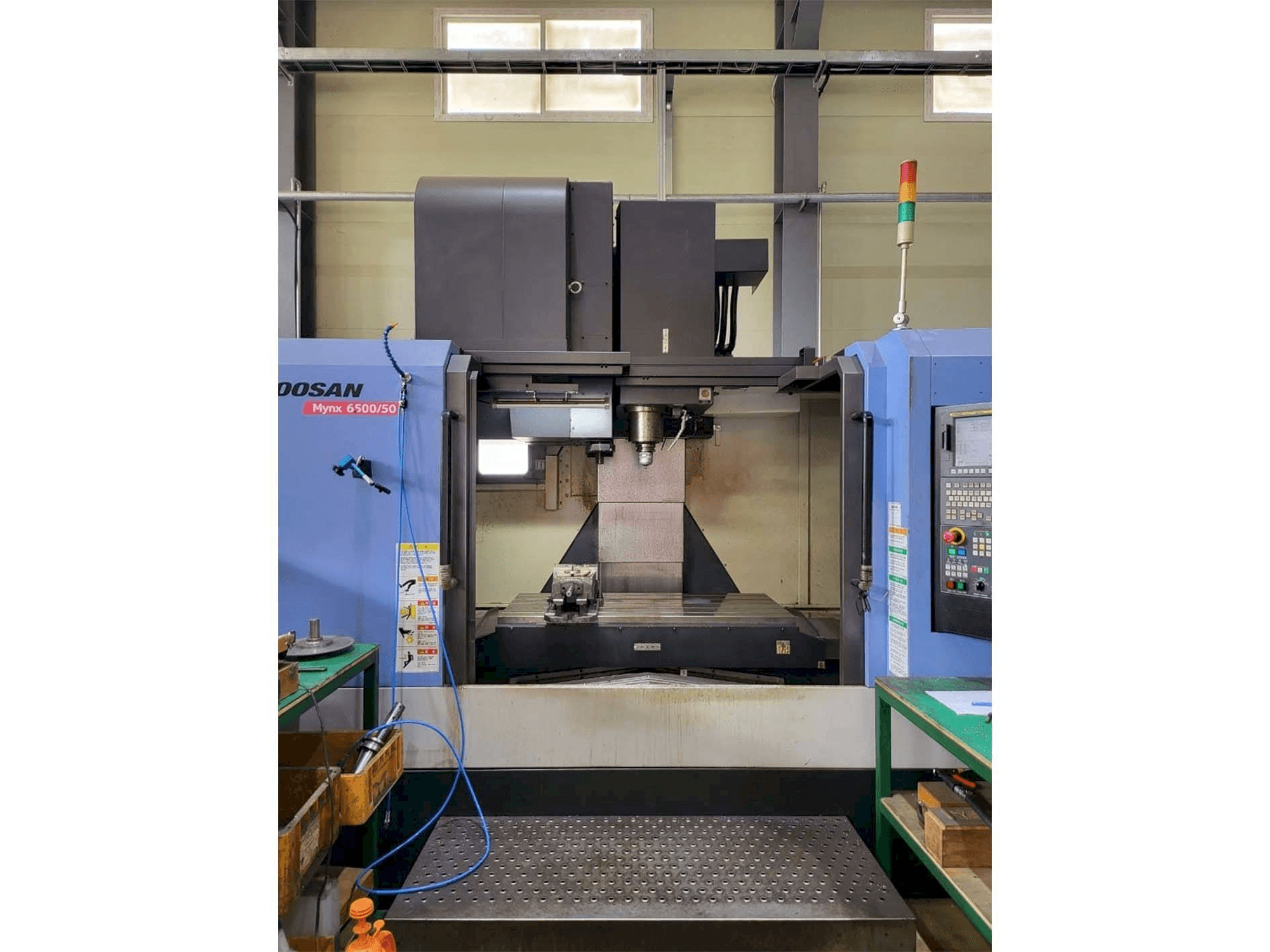 Frontansicht der Doosan MYNX 6500/50 Maschine