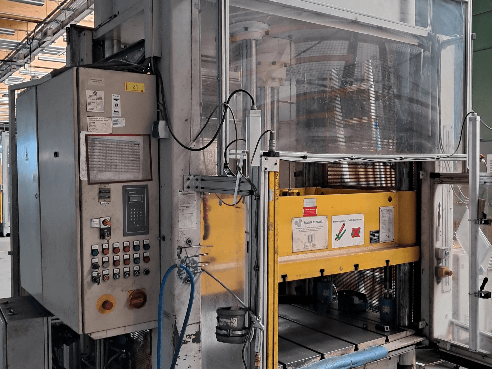 Metallpresse, Marke: Sonstige, Modell: 4 SPY 60 SO, dargestellt in Vorderansicht, wobei das Bedienfeld und die Sicherheitsaufkleber zu sehen sind.