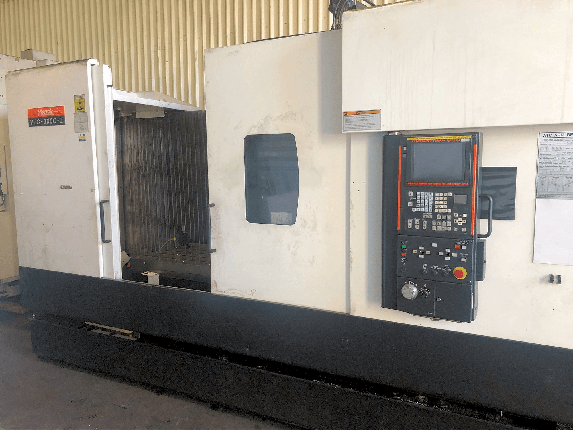 Frontansicht der Mazak VTC-300C-II Maschine