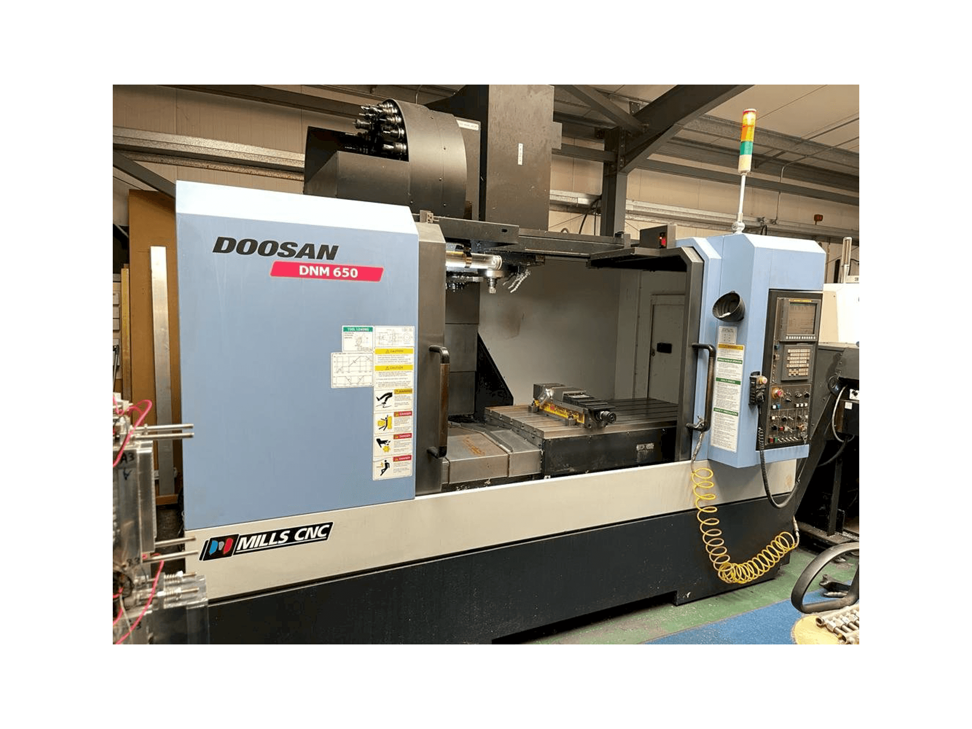 Frontansicht der Doosan DNM 650 Maschine