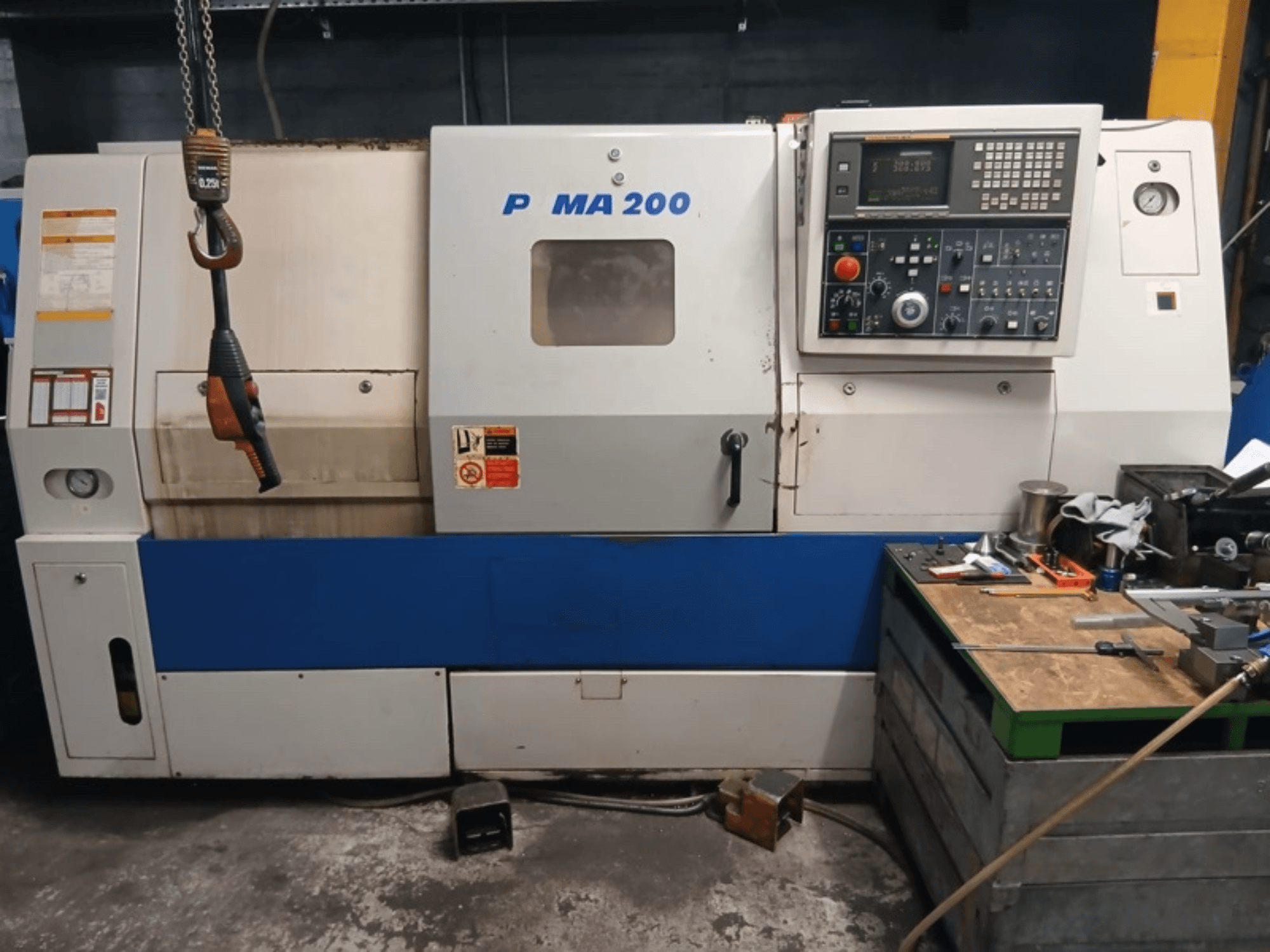 DAEWOO EcoTurn 200 Horizontal-Drehmaschine, Vorderansicht, mit Bedienfeld und Sicherheitshinweisen.