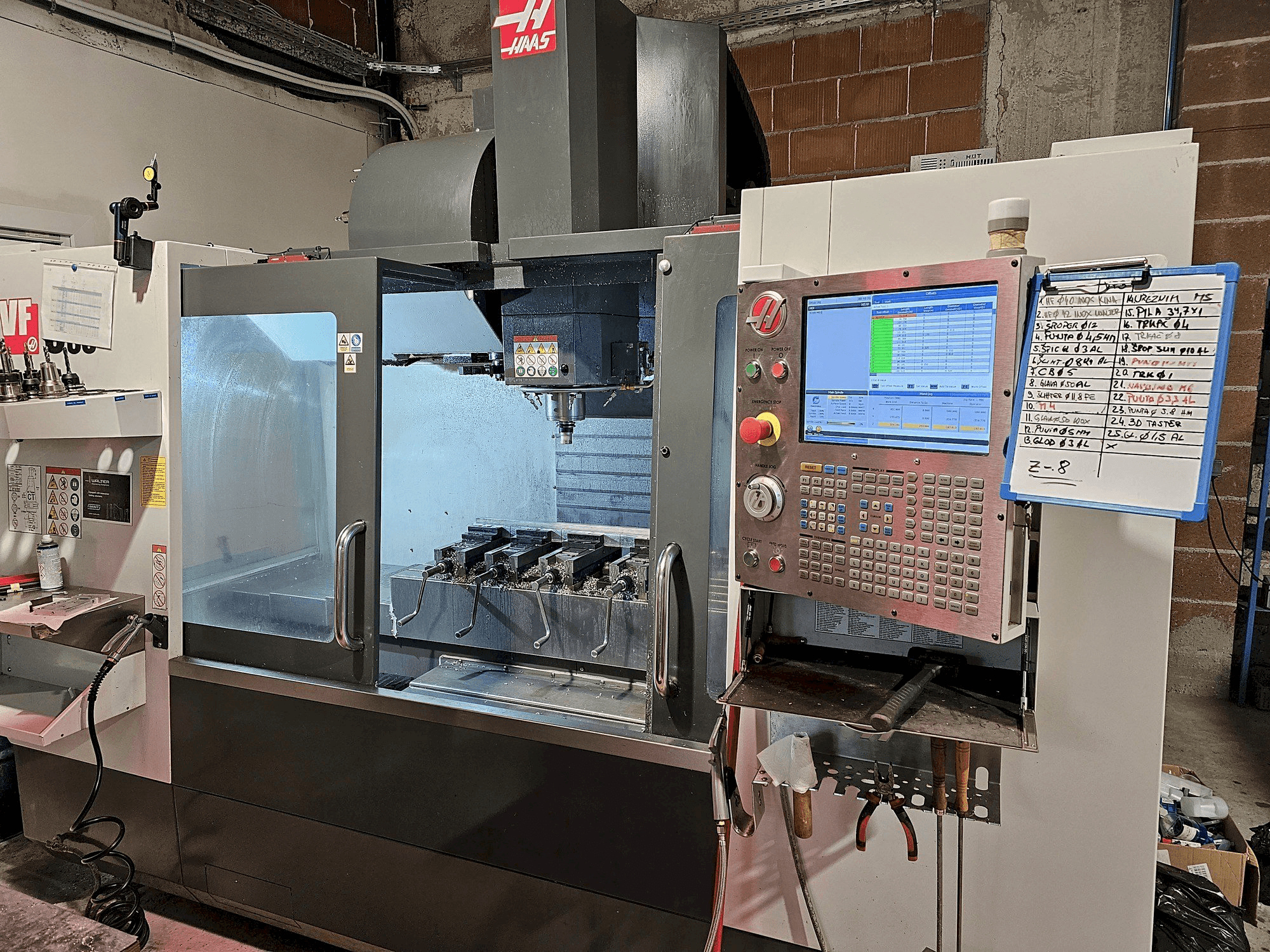 Frontansicht der HAAS VS3SS Maschine