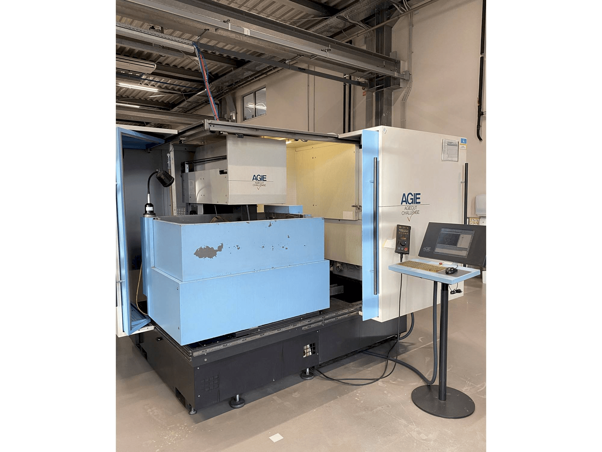 Frontansicht der AGIE AGIECUT VERTEX 3 Maschine