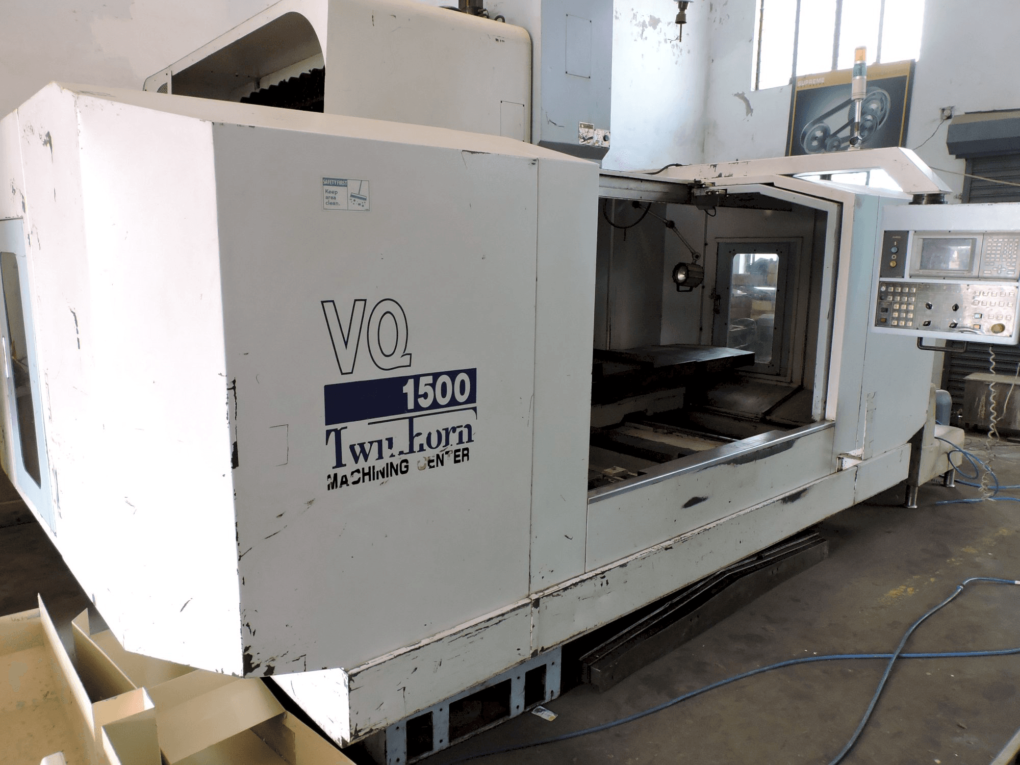 Linke Ansicht der Twinhorn VQ-1500 Maschine