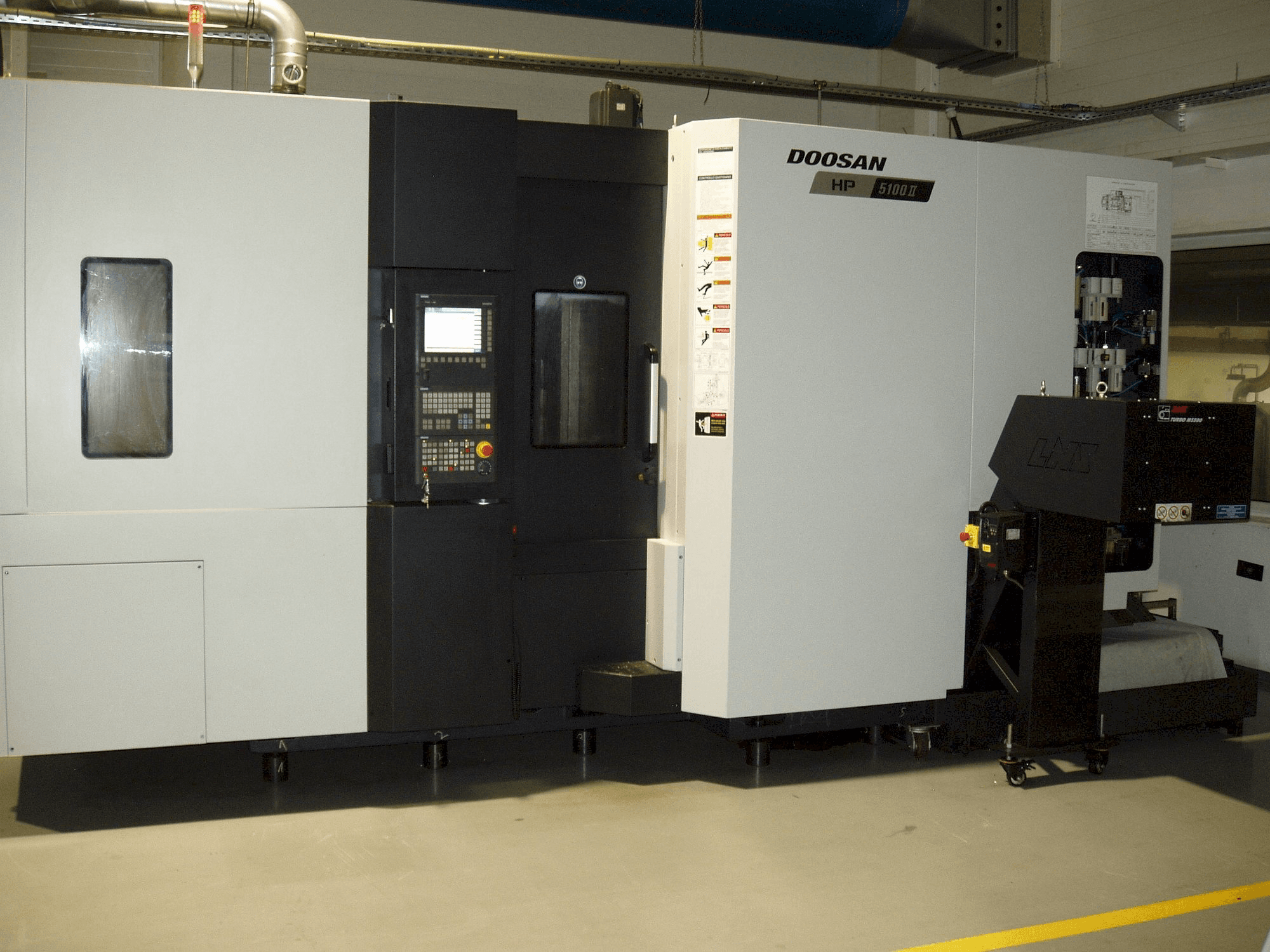 Frontansicht der Doosan HP 5100 II Maschine