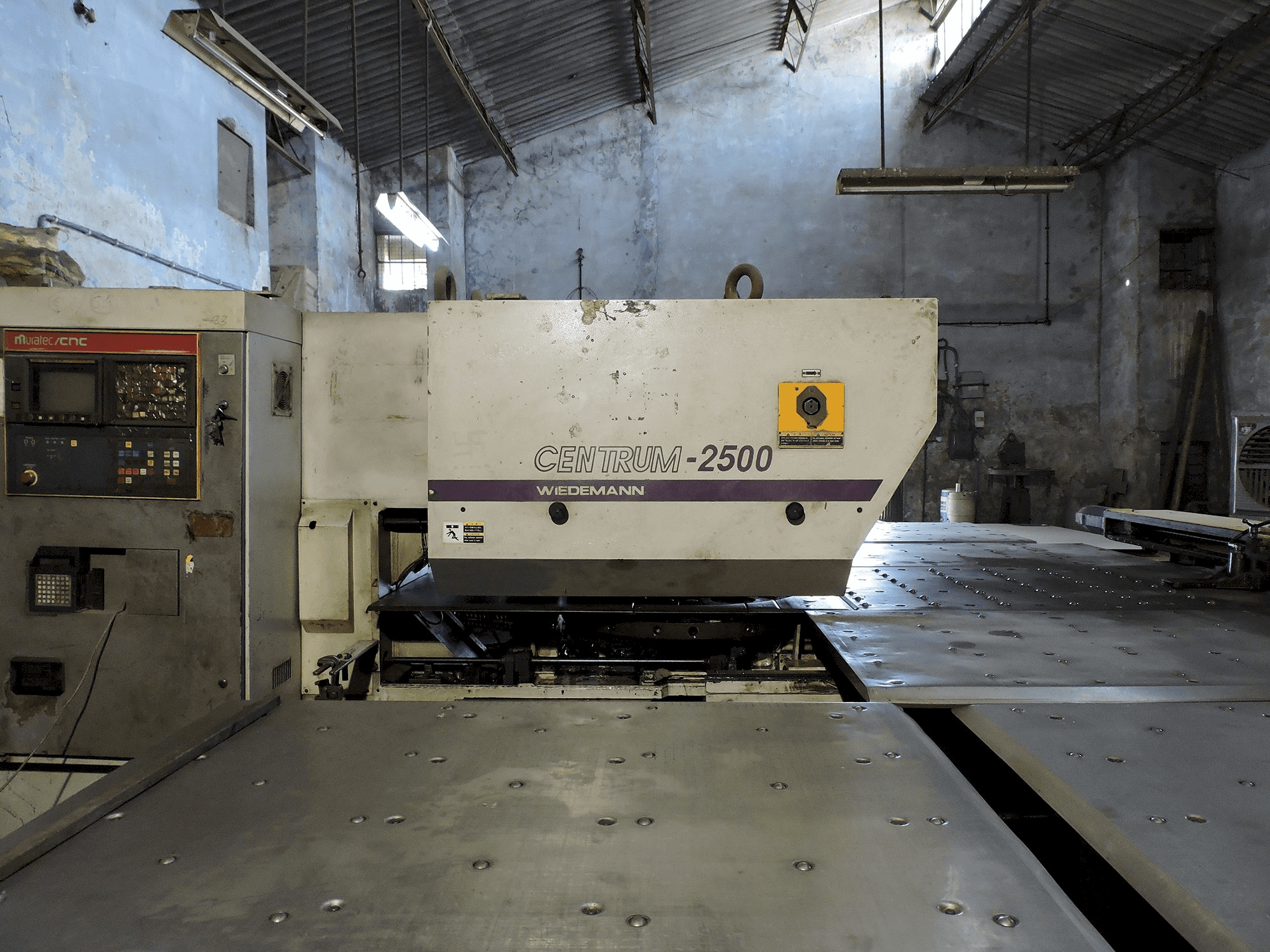 Linke Seitenansicht der Murata Wiedemann C-2500 Maschine