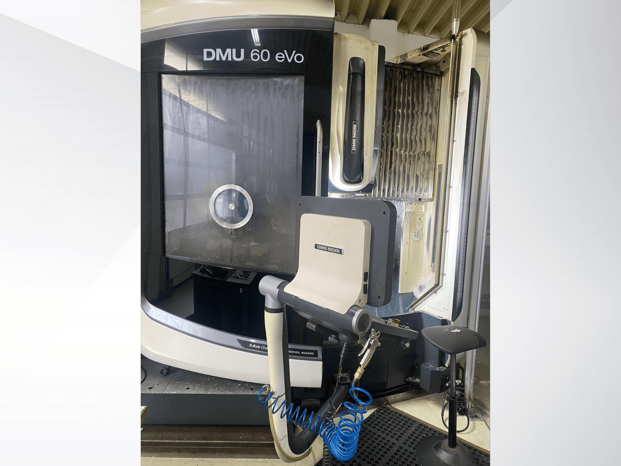 CNC-Fräsmaschine DMU 60 eVo, Vorderansicht mit Bedienfeld und Werkzeugen, ideal für die Präzisionsbearbeitung.