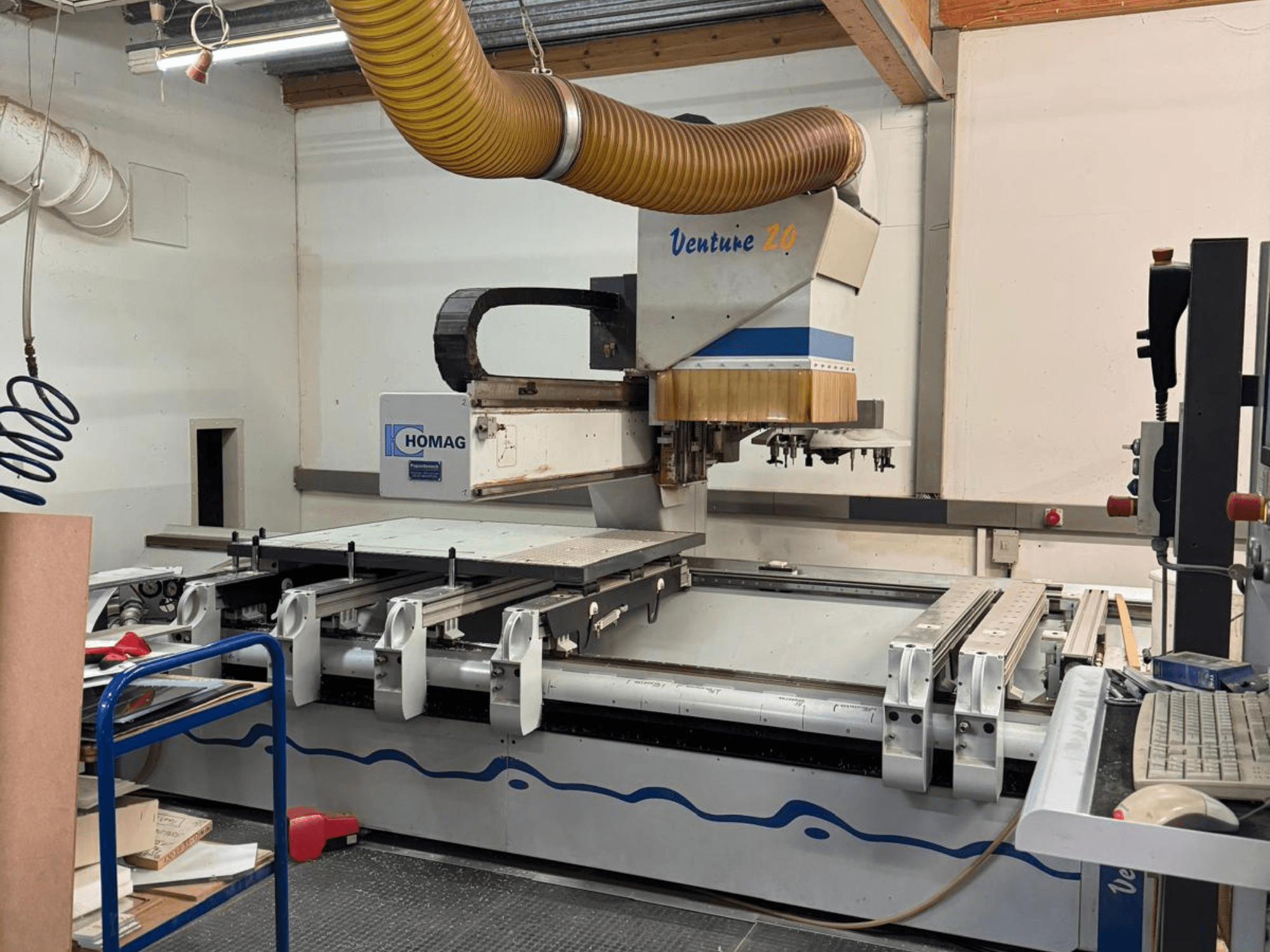 HOMAG Venture 20 CNC-Maschine, Vorderansicht, mit großem Schneidtisch, Vakuumsystem und Bedienfeld.
