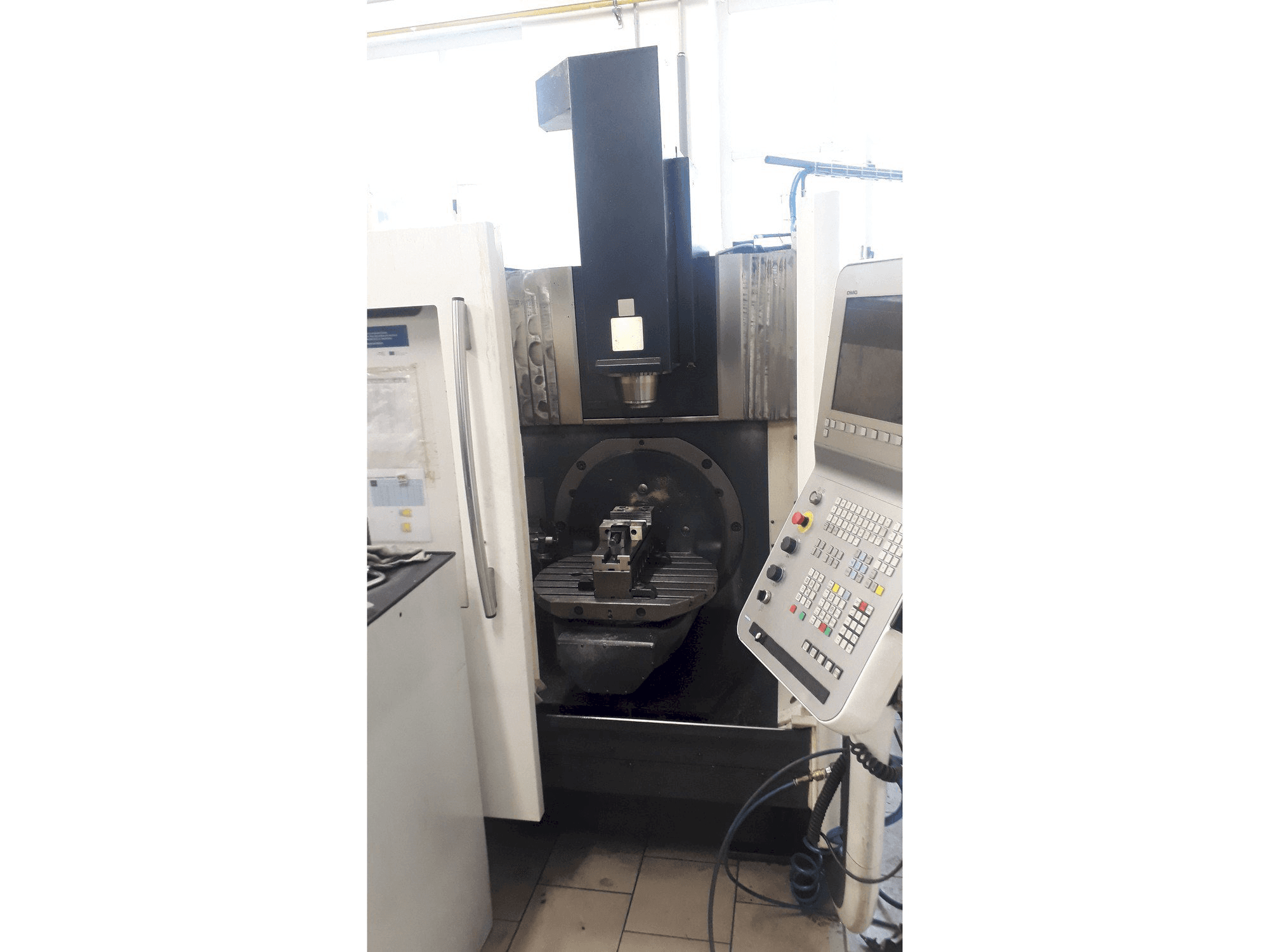 Frontansicht der DMG DMU 50 ECO Maschine