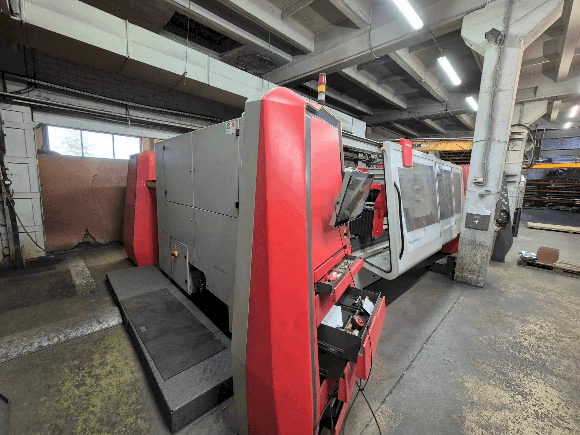 Frontansicht der Bystronic ByAutonom 3015 Maschine