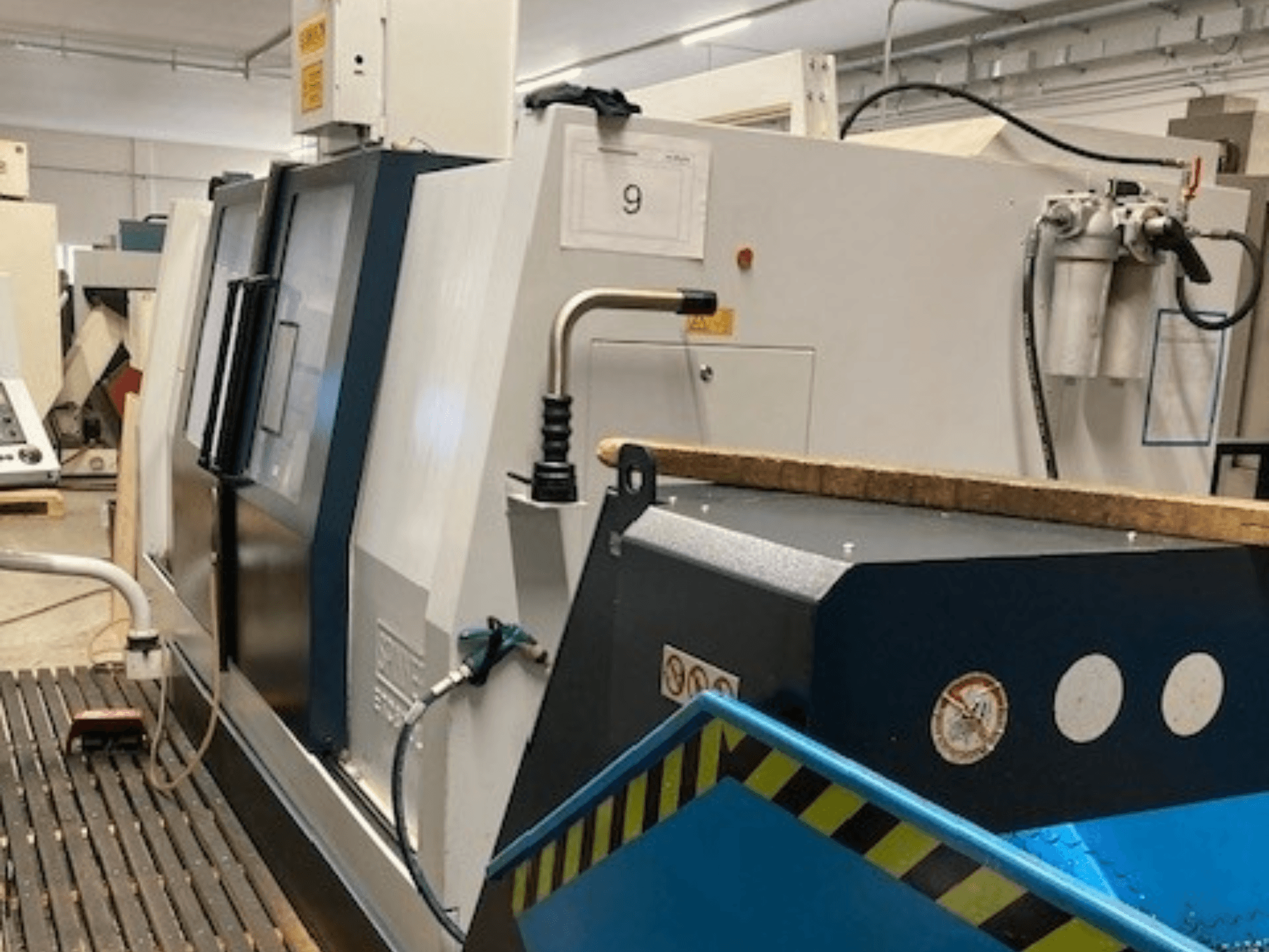 SPINNER TC800L 110 Horizontal-Drehmaschine in der Seitenansicht, mit Bedienfeld und Sicherheitseinrichtungen.