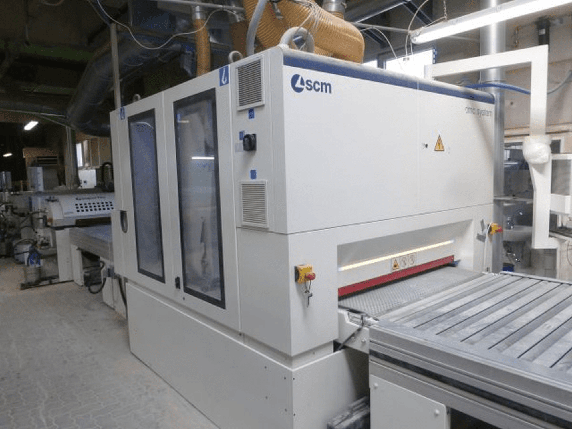 Alt-Text: Vorderansicht einer SUPERFICI Valiorta F1 B Holzbearbeitungsmaschine mit transparenten Türen und sichtbarem Bedienfeld.