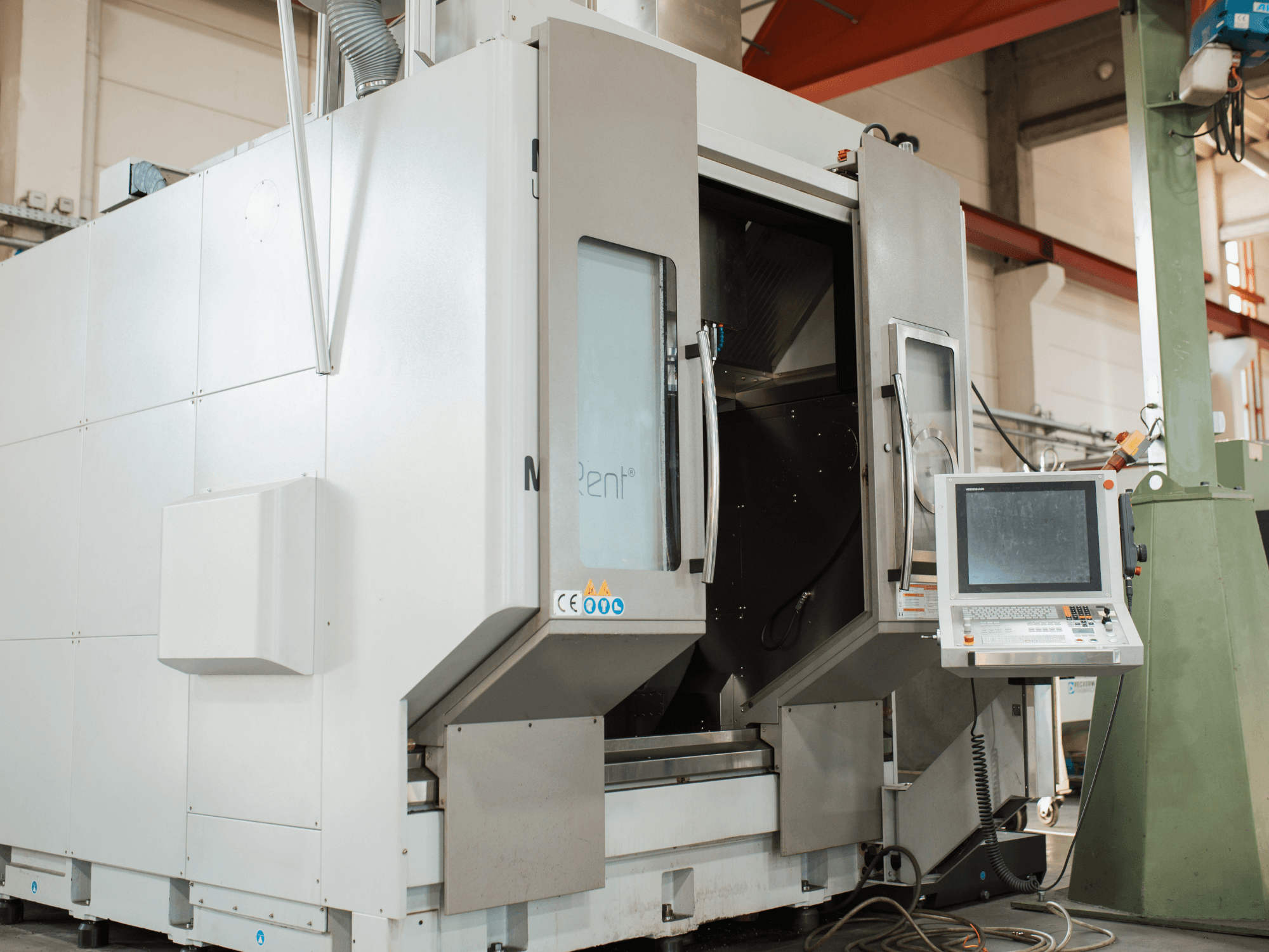 Die CNC-Fräsmaschine N Rent®, Vorderansicht, verfügt über ein Bedienfeld mit Bildschirm, offene Türen und eine industrielle Umgebung.