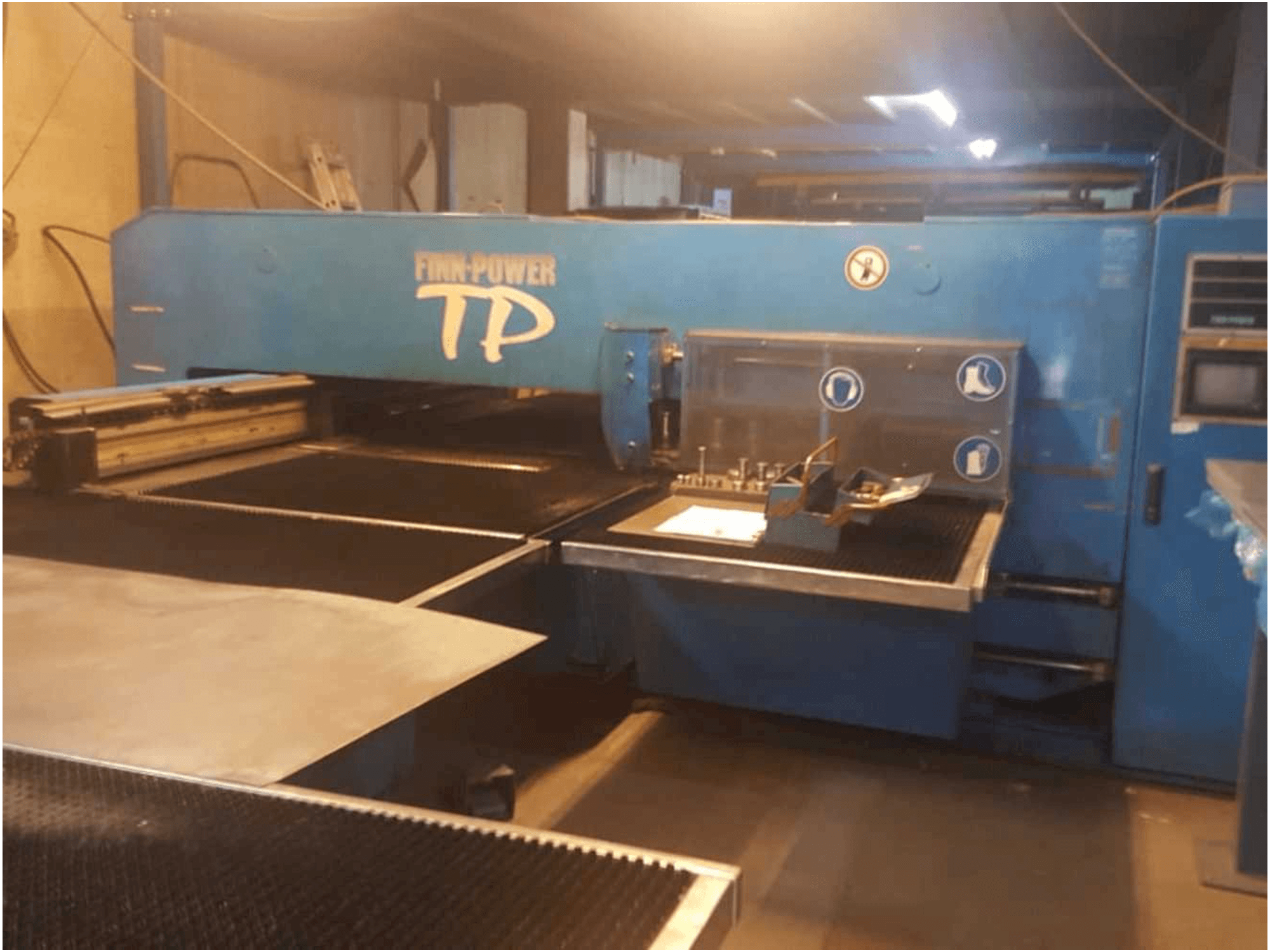 Frontansicht der Finn-Power TP2520B1/AM Maschine