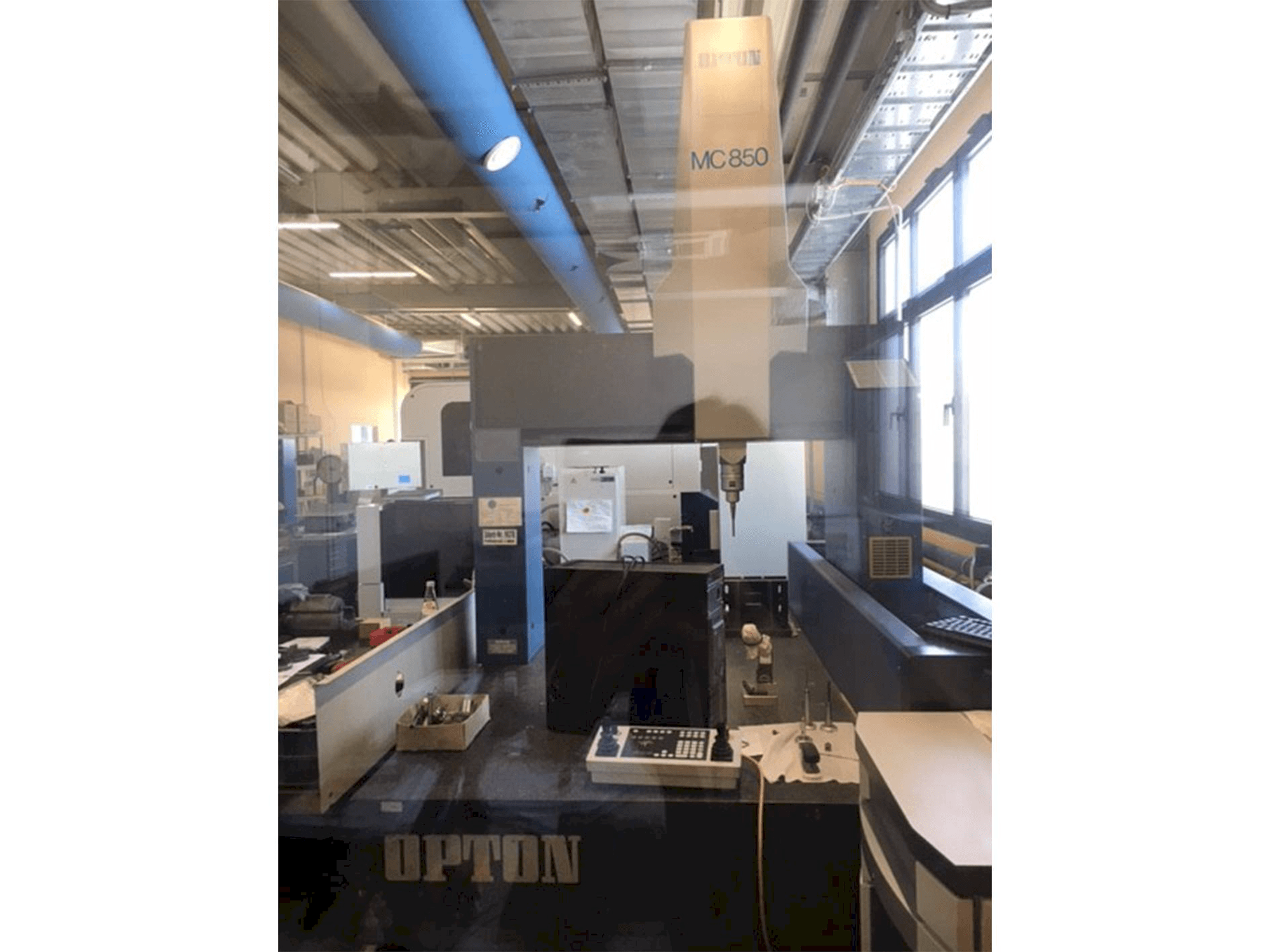 Frontansicht der ZEISS Opton MC 850 Maschine