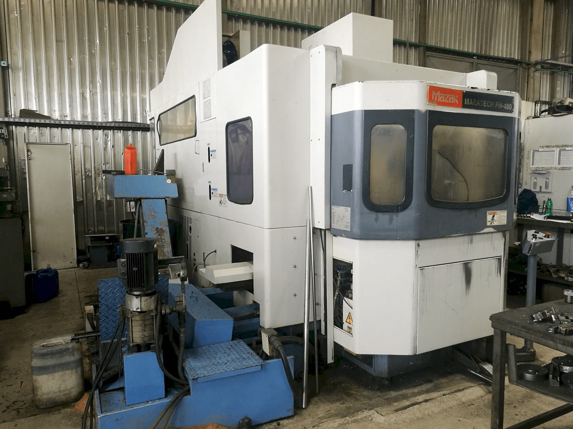 Linke Seitenansicht der Mazak FH-480 Maschine