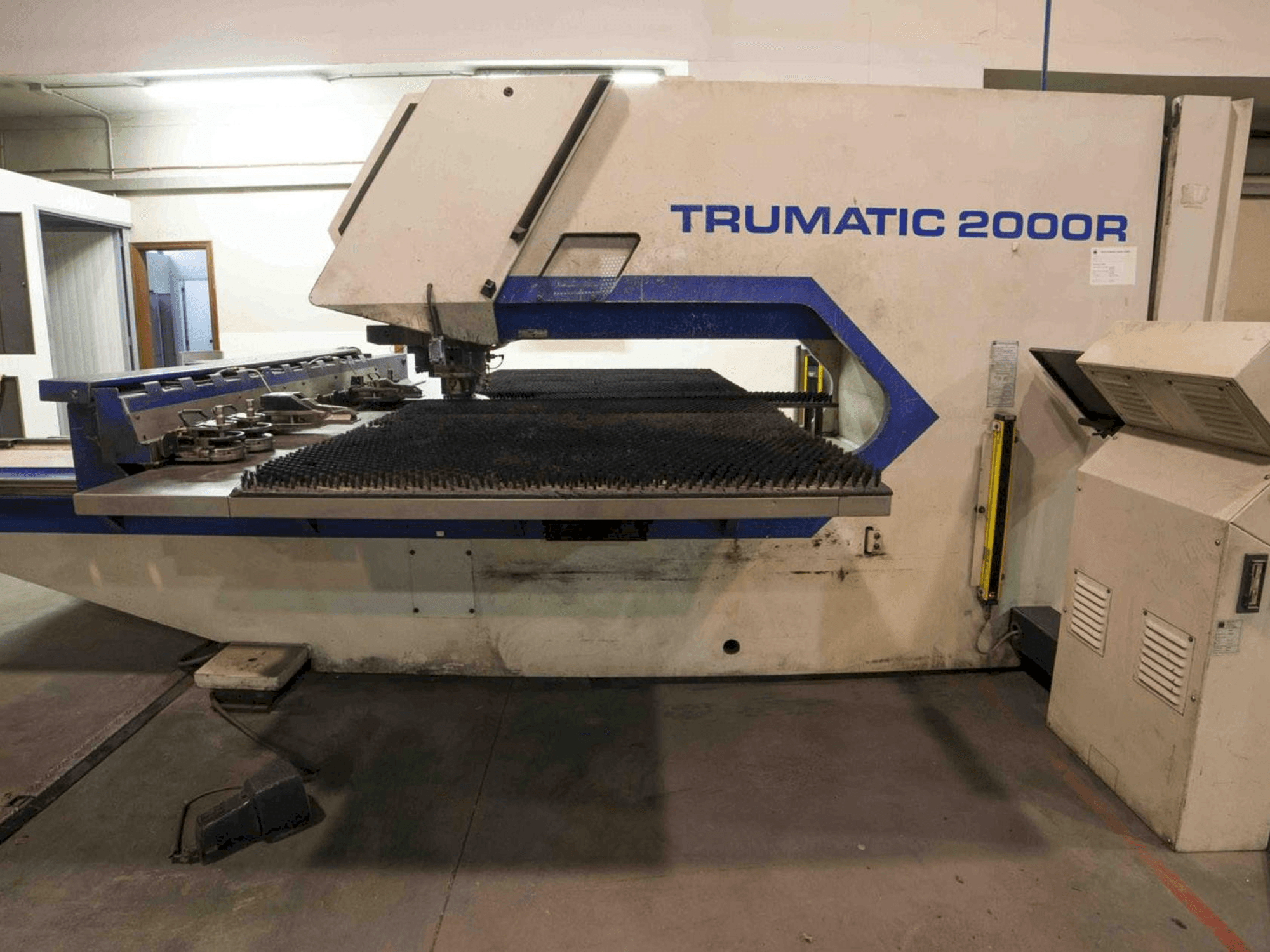 Frontansicht der Trumpf Trumatic 2000R Maschine