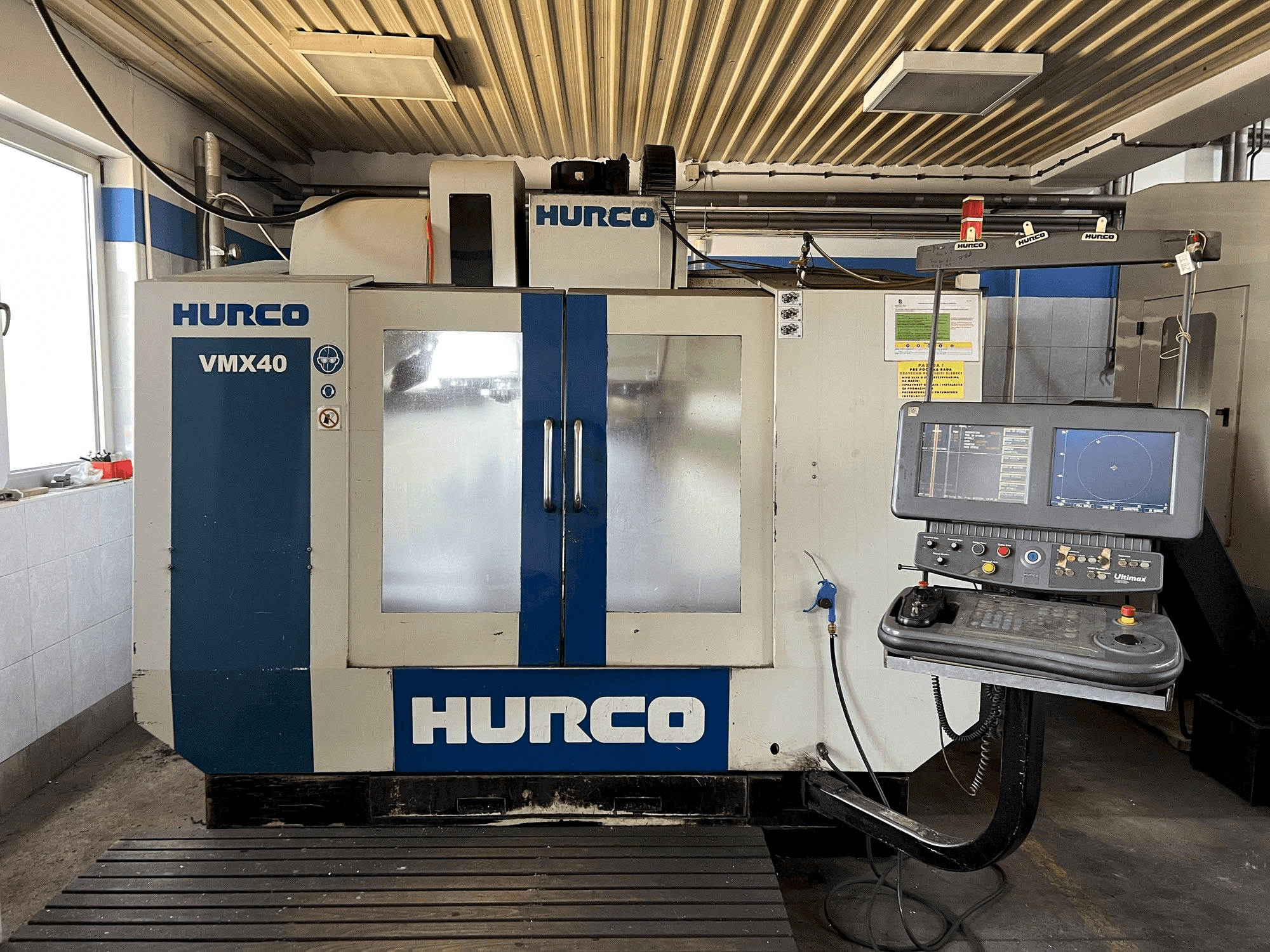 Frontansicht der Hurco VMX 40 Maschine