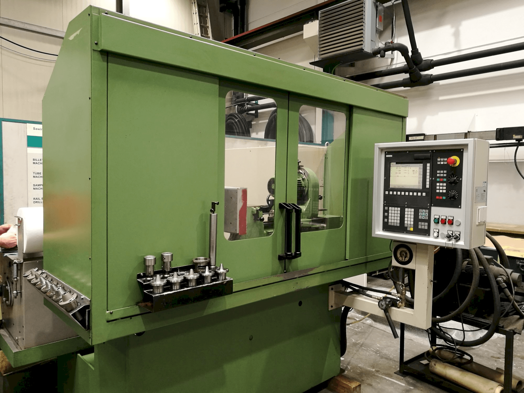 Frontansicht der TTB M10 400 NC Maschine