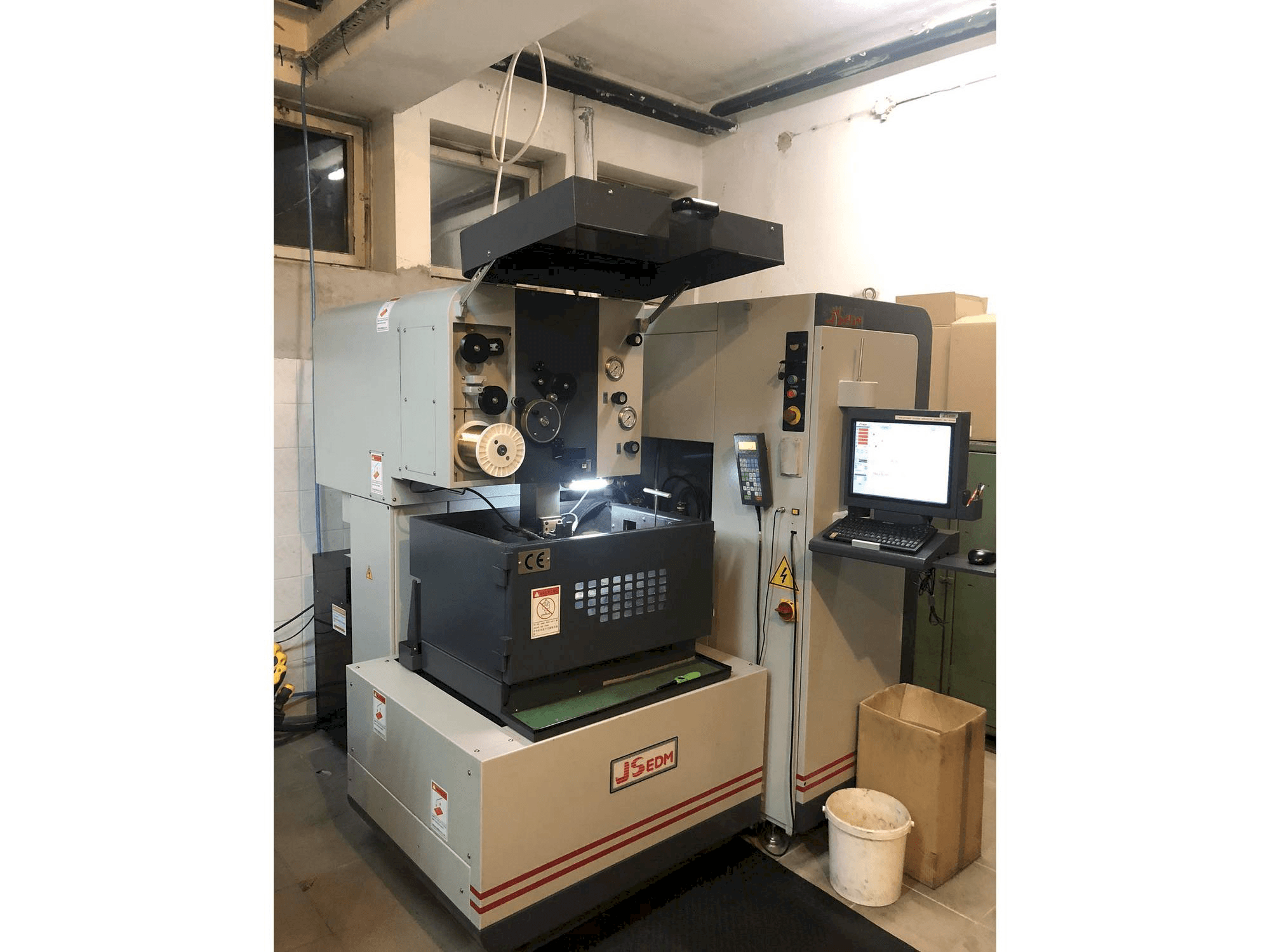 Frontansicht der JS EDM Wi-200s Maschine