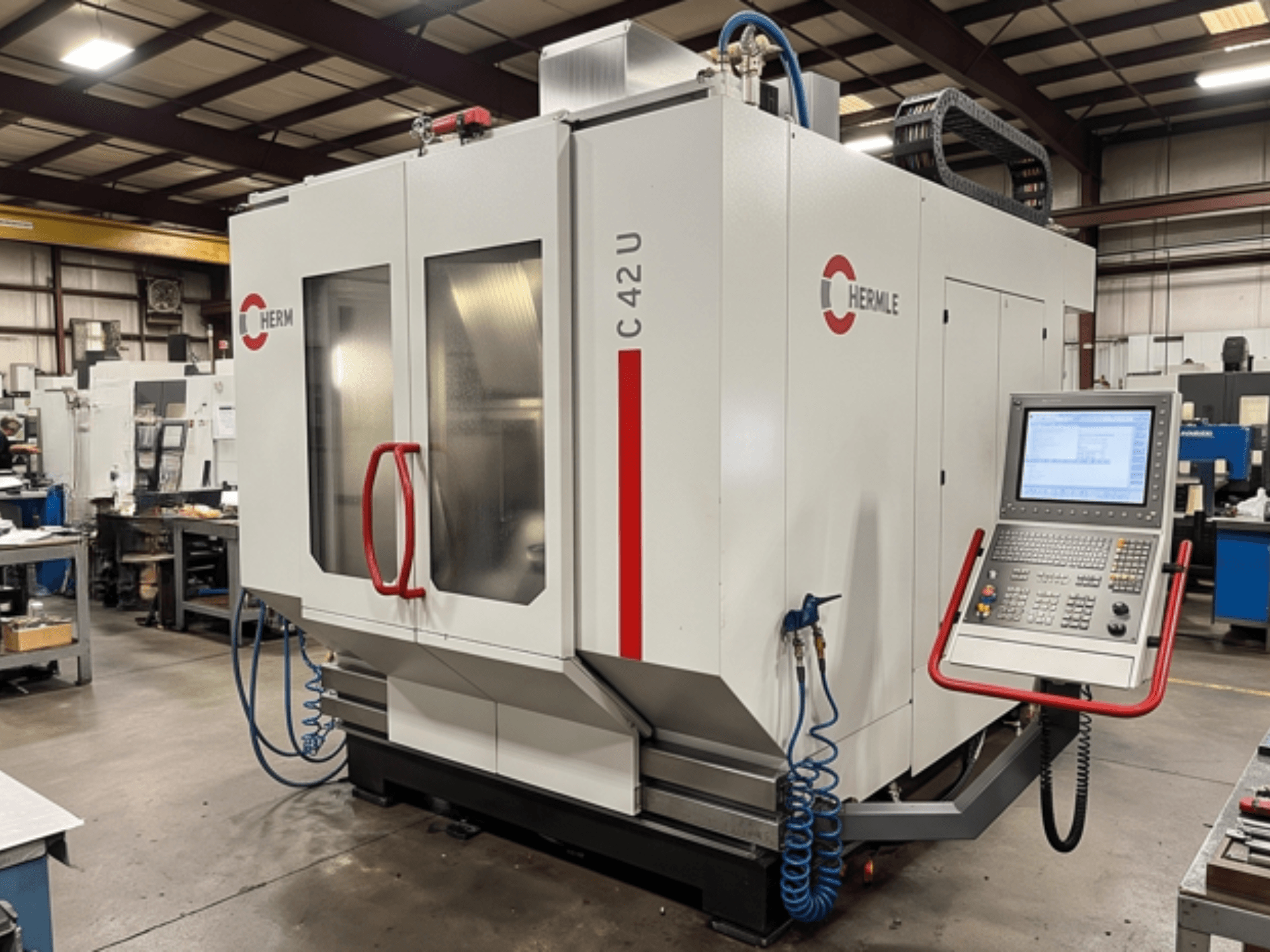 HERMLE C42 Universal-Bearbeitungszentrum in einer Werkstatt, Vorderansicht mit Blick auf das Bedienfeld und Details der Maschine.