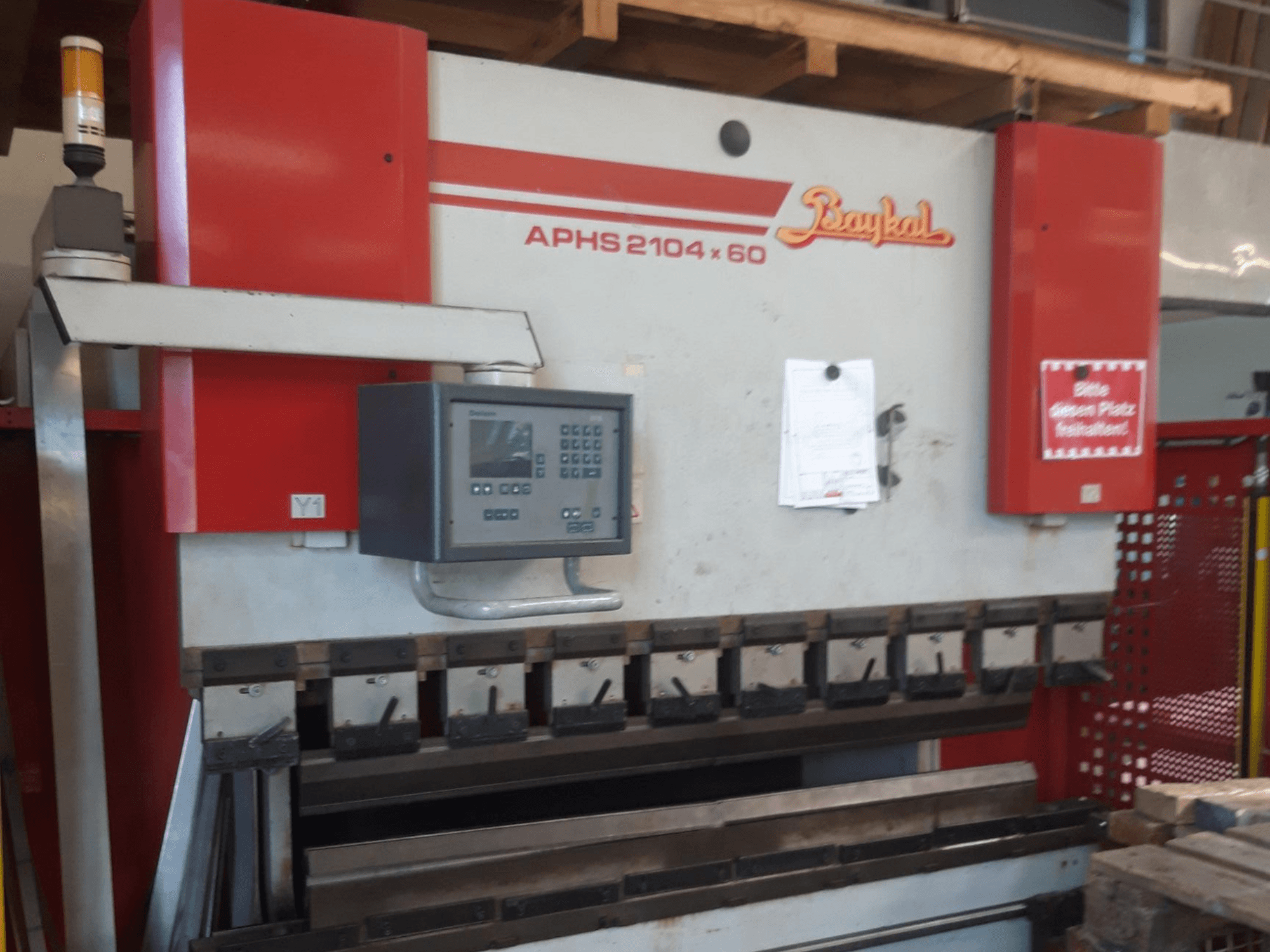 Abkantpresse Baykal APHS 2104x60 in Frontansicht, mit Bedienfeld und Biegewerkzeugen, in einer Werkstattumgebung.