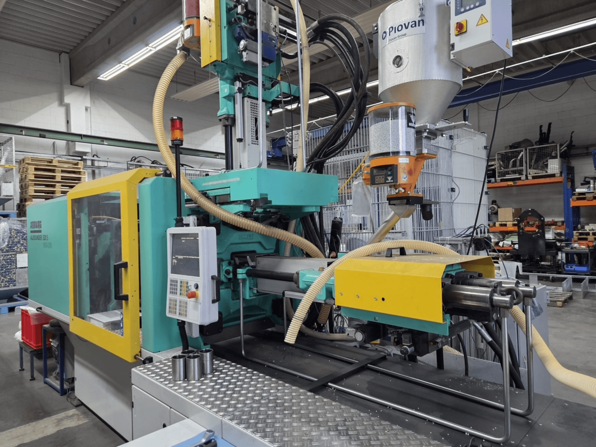 Hydraulische Spritzgießmaschine Arburg Allrounder 520 S 1600-290, Vorderansicht, mit Bedienfeld und Materialzuführung sichtbar.