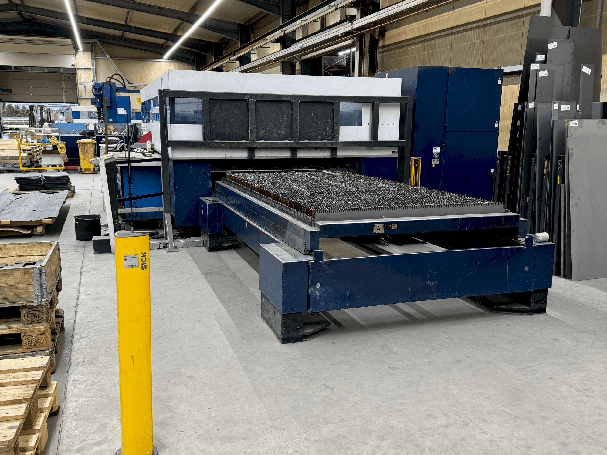 Frontansicht der TRUMPF TruLaser 3030 4kW (L20) Maschine