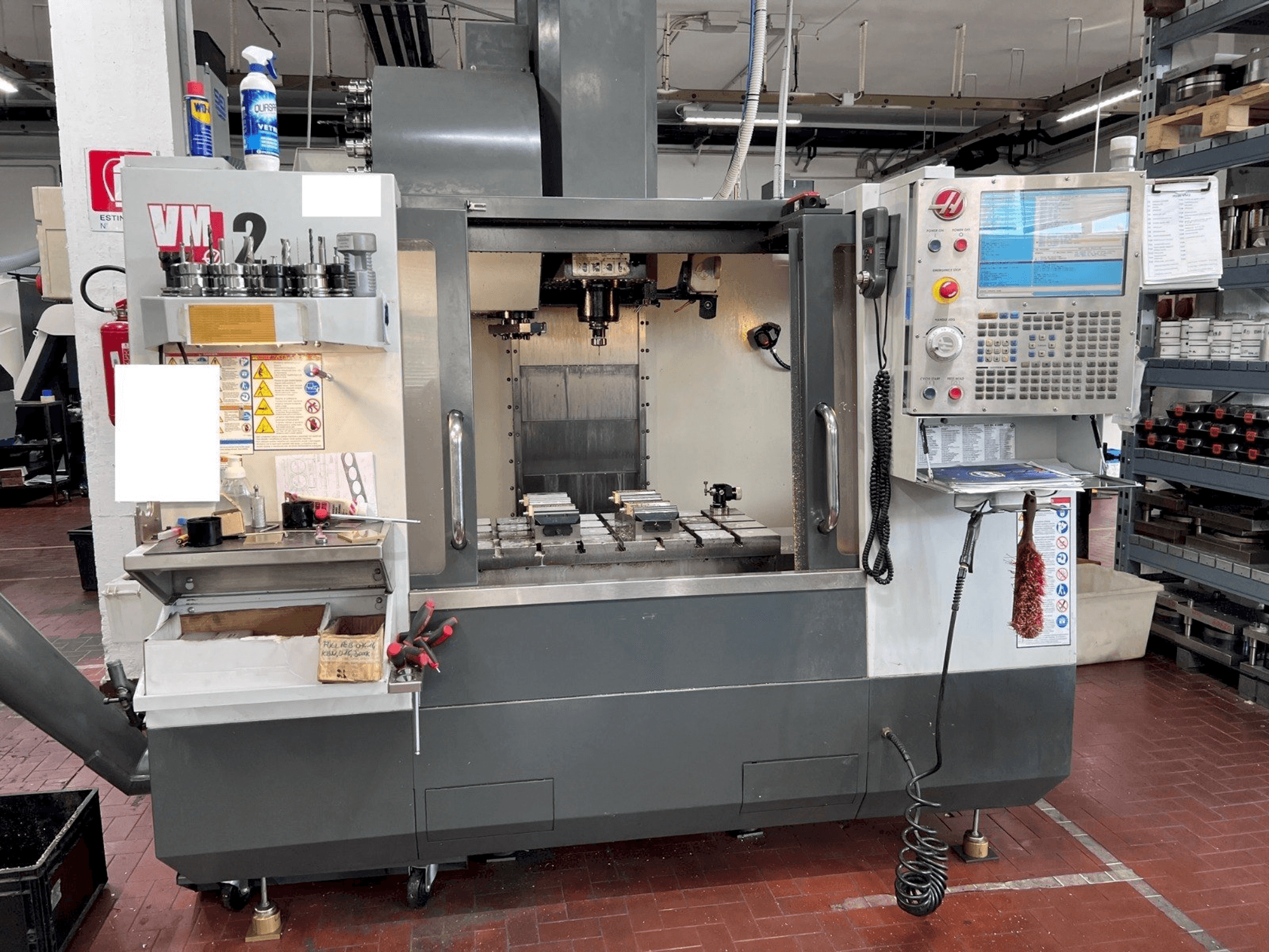 Frontansicht der HAAS VM2 Maschine