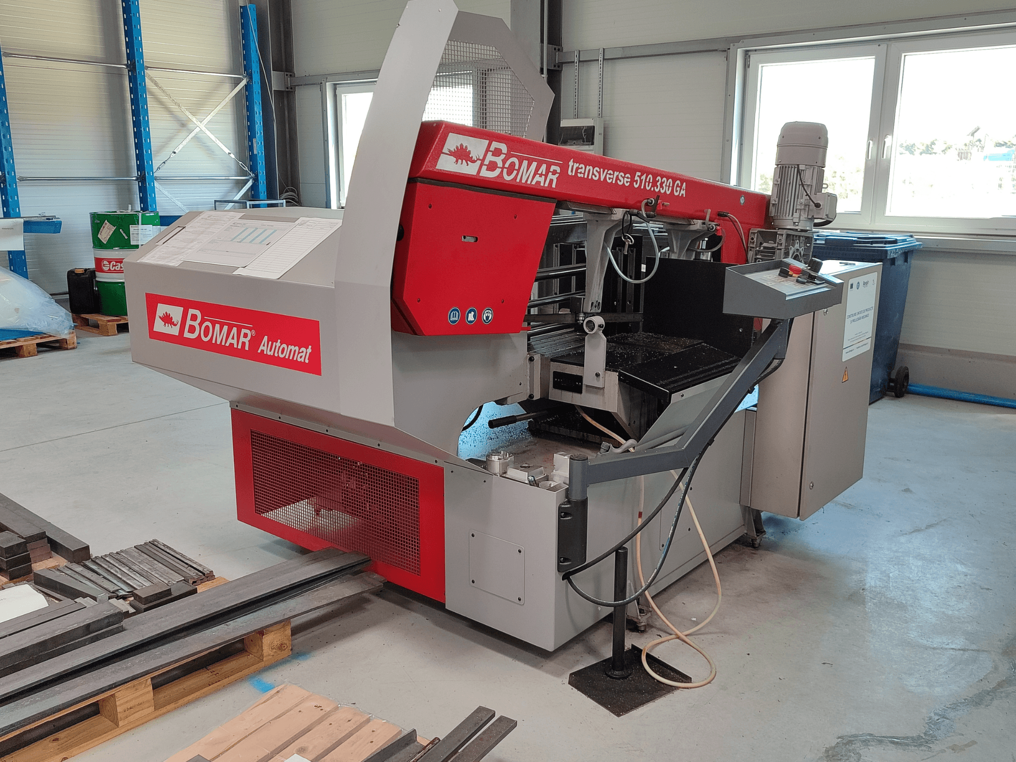 BOMAR Automat transversal 510.330 GA, Seitenansicht der Metallschneidemaschine mit Bedienfeld und Sägemehlsammler.