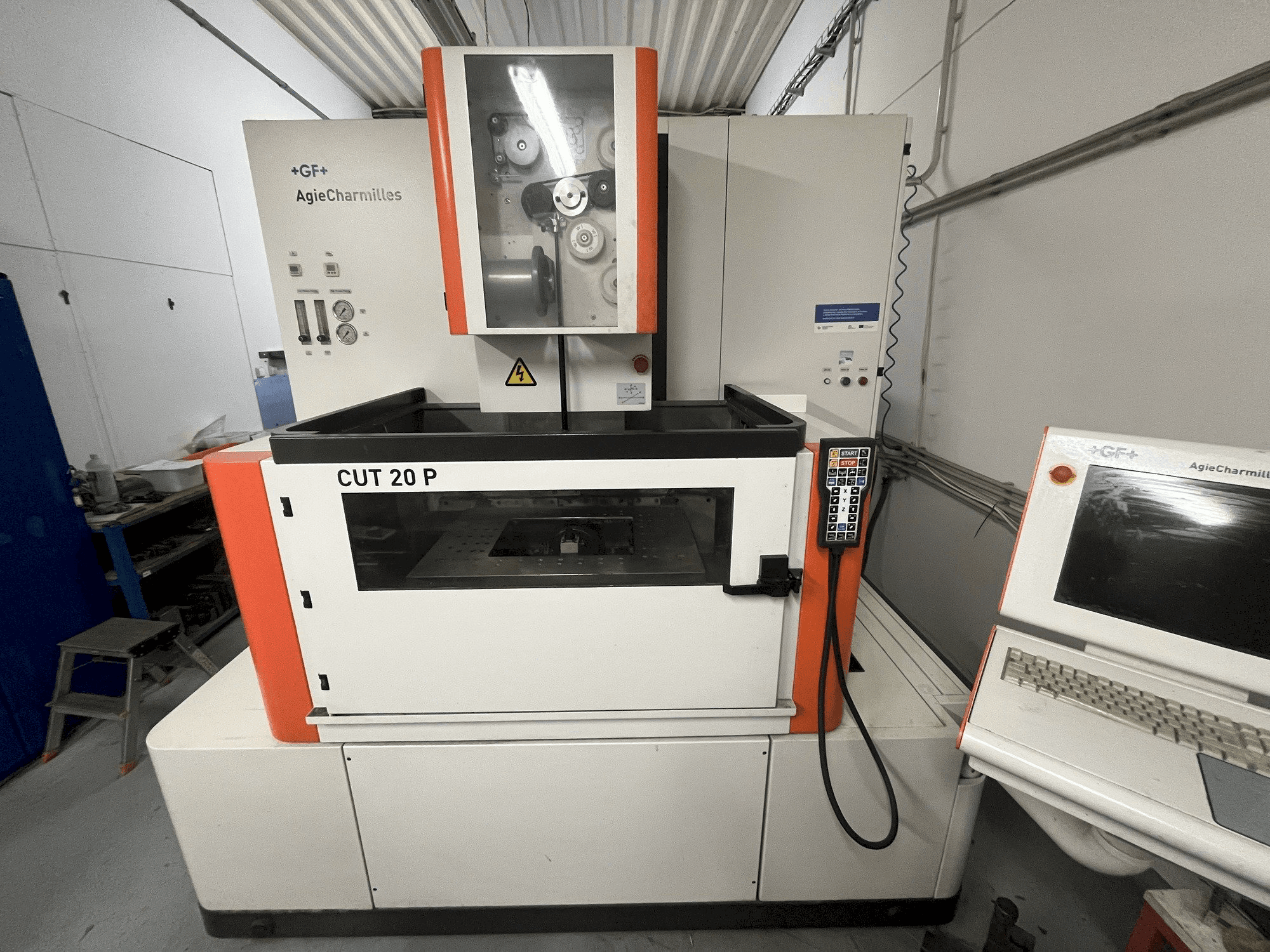 Frontansicht der AgieCharmilles CUT 20 P Maschine