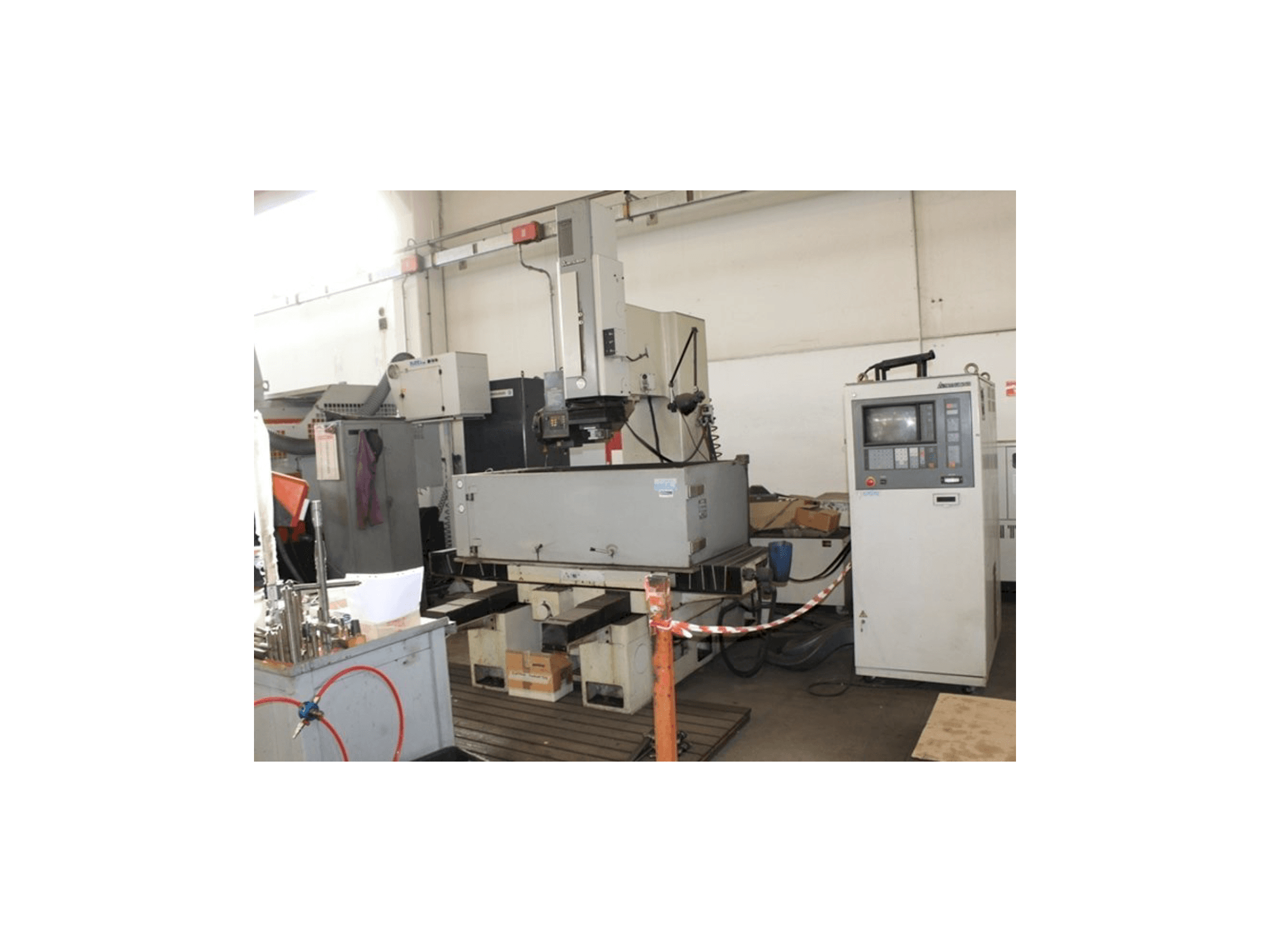 Frontansicht der Mitsubishi M65J Maschine