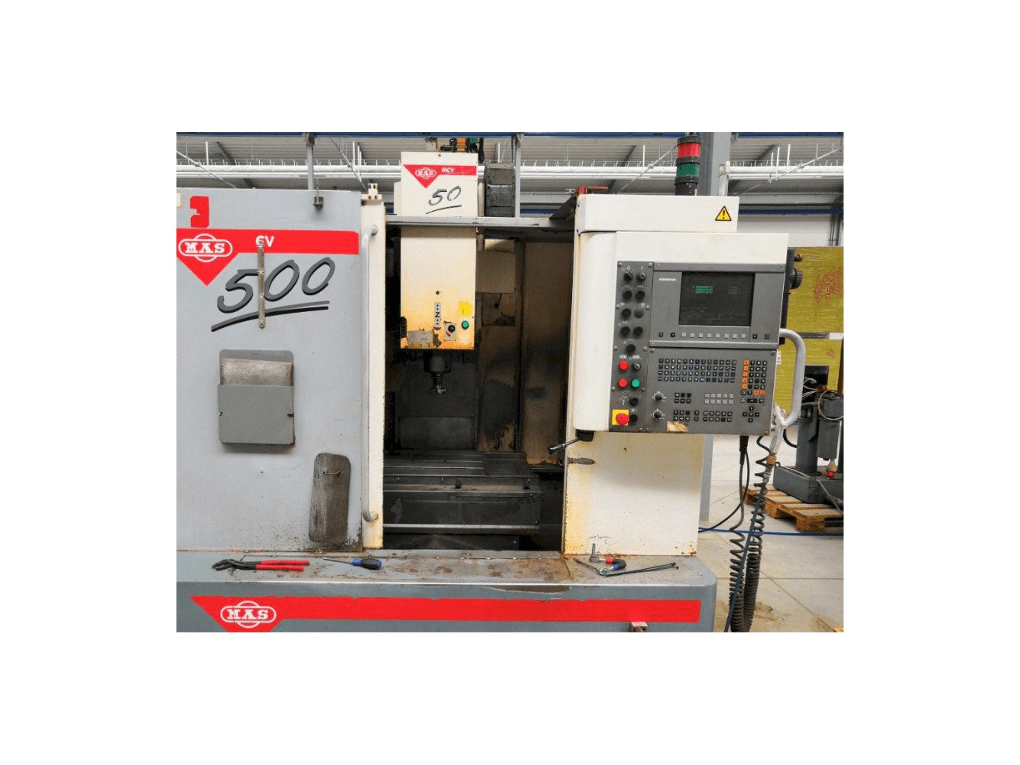 Frontansicht der KOVOSVIT MAS MCV 500 CNC Maschine