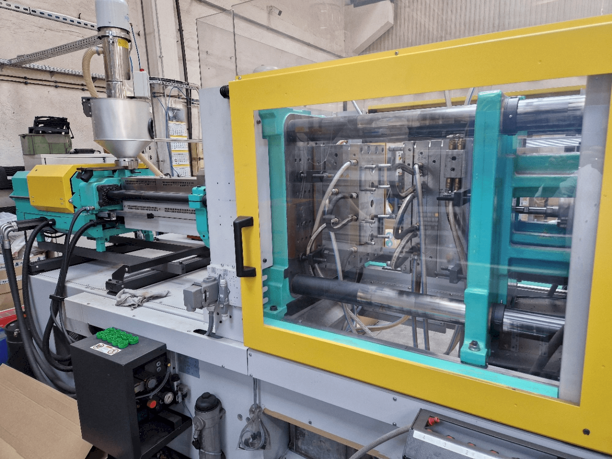 Frontansicht der Arburg ALLROUNDER 570 C 2000-800 GOLDEN EDITION Maschine