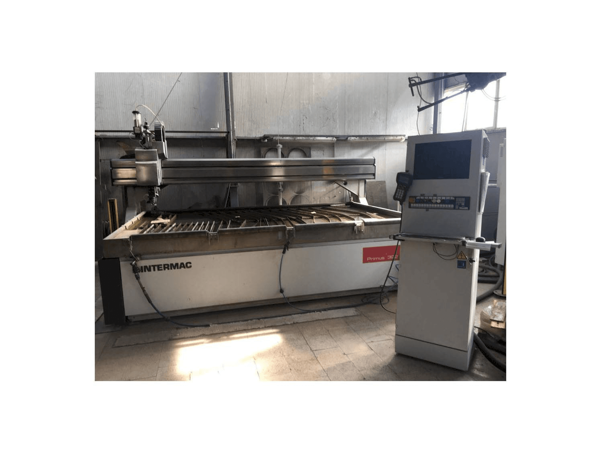 Frontansicht der Intermac primus 322 Maschine