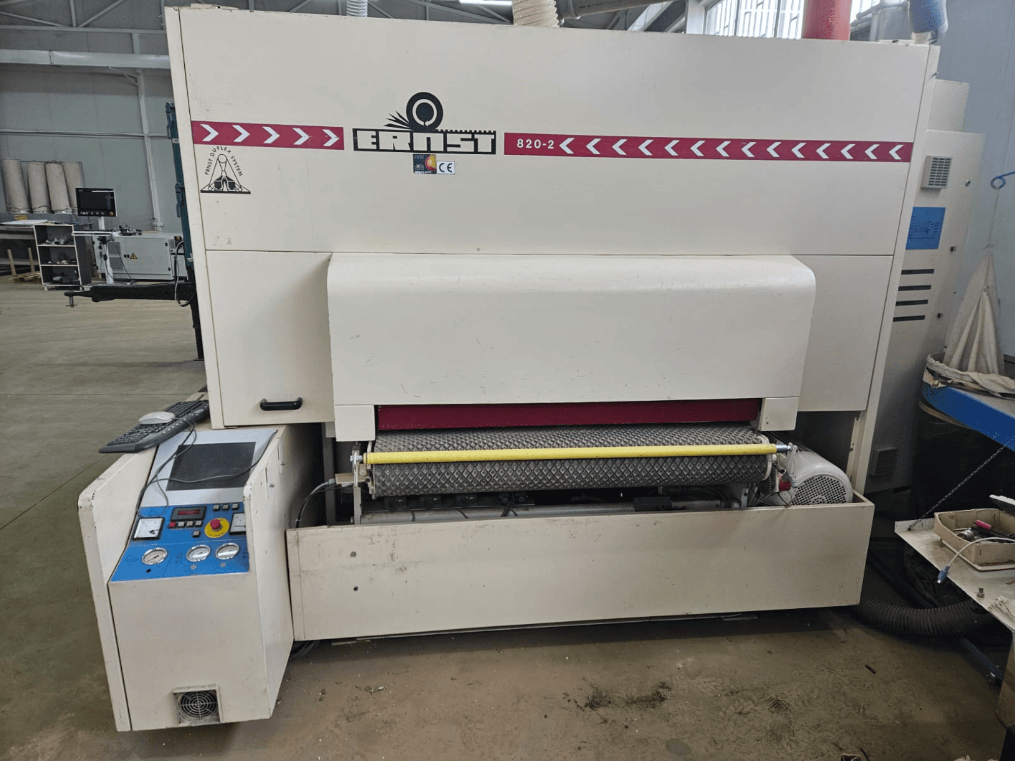 Ernst 820-2 Holzbearbeitungsmaschine, Vorderansicht, mit Bedienfeld und gelber Walze am Vorschub.