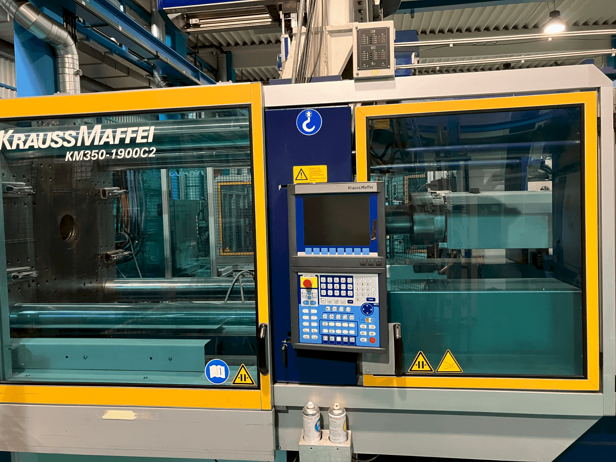 Frontansicht der Krauss Maffei KM350 Maschine