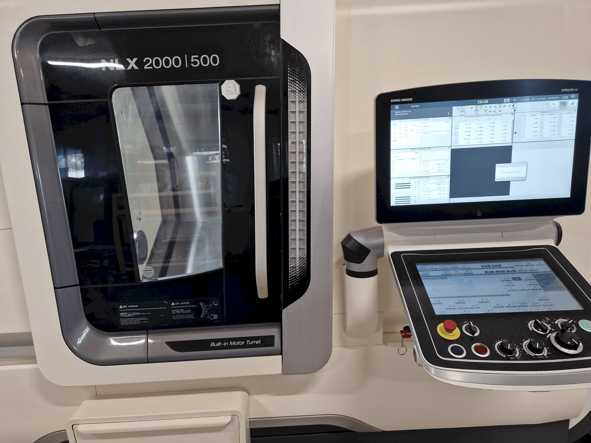 Frontansicht der DMG NLX2000SY-500 Maschine