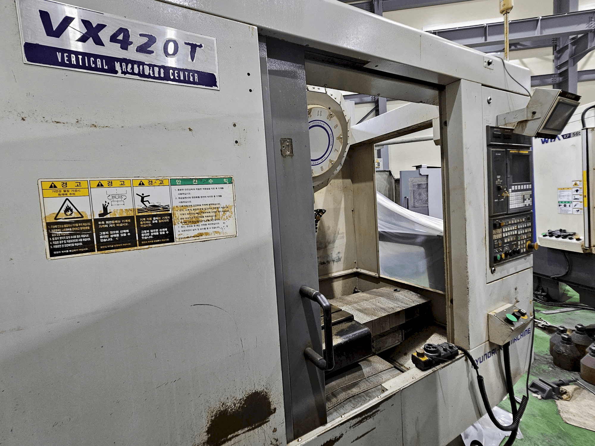 Frontansicht der Hyundai Wia VX420T Maschine