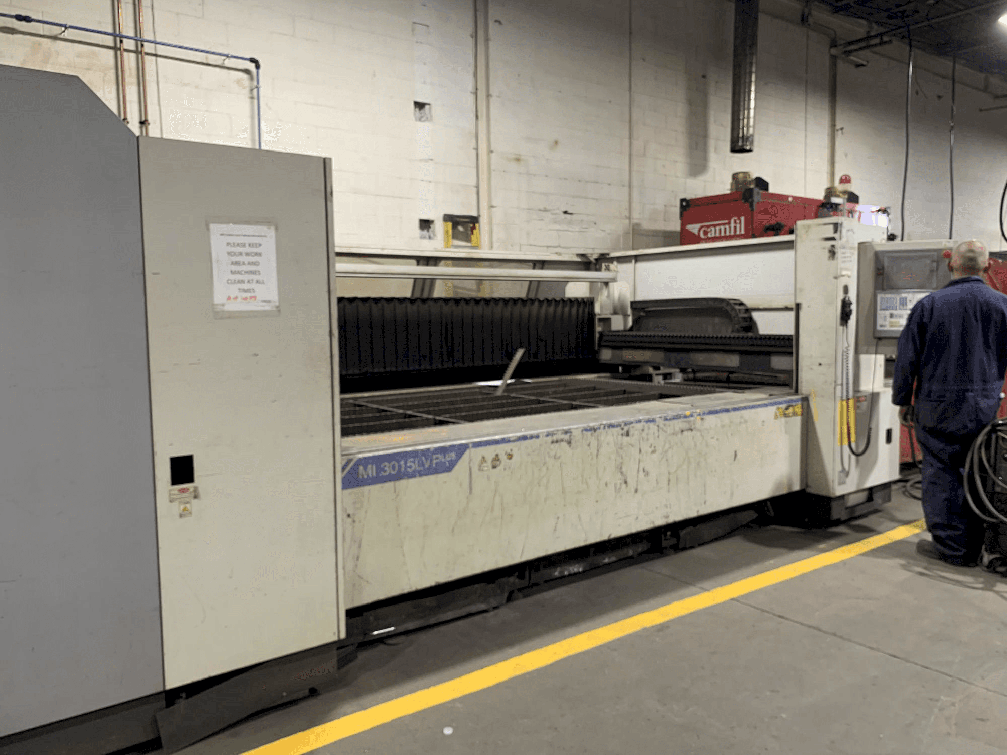 Linke Seitenansicht der Mitsubishi LV 3015 PLUS Maschine