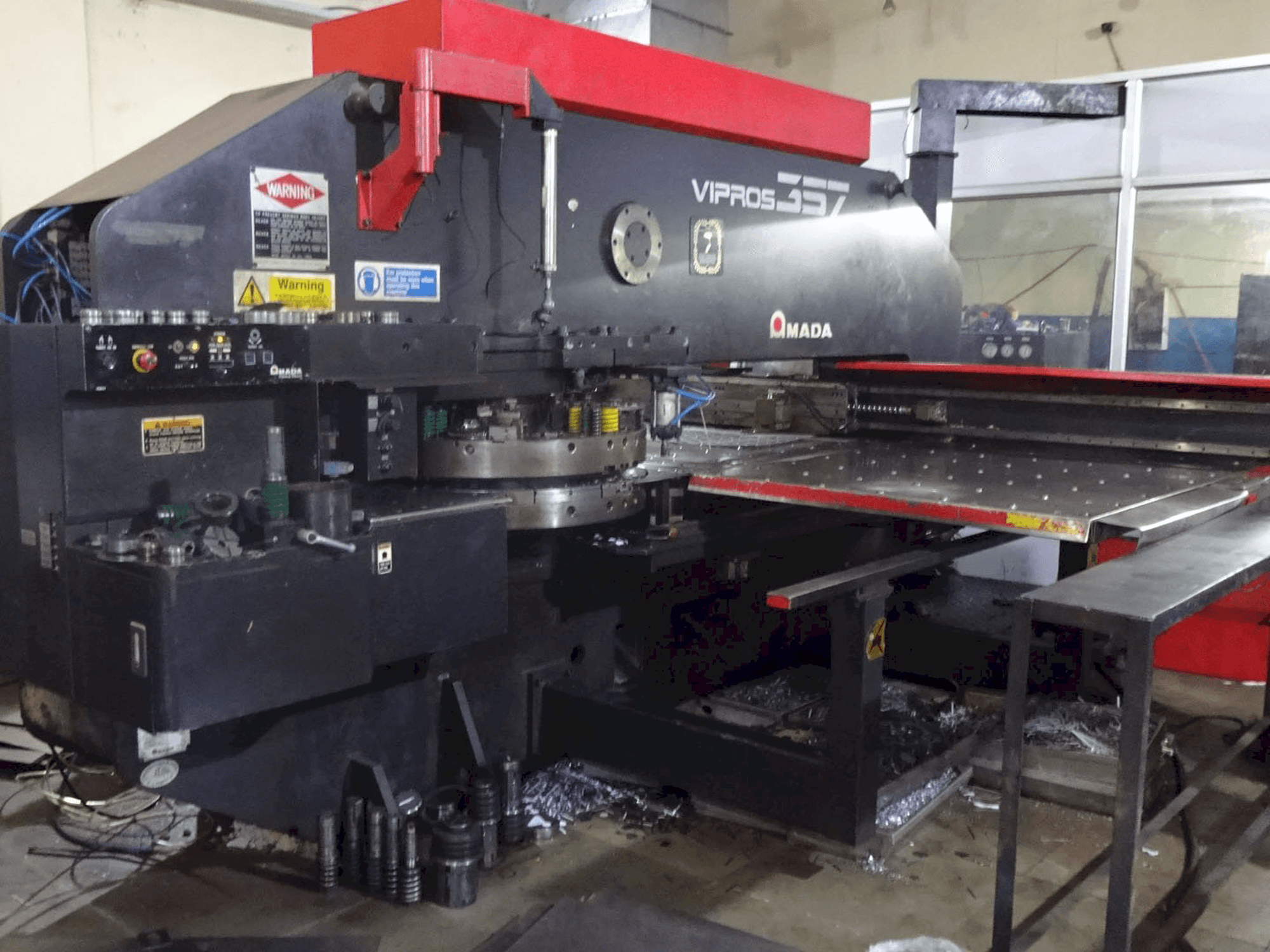 Linke Ansicht der AMADA Vipros 357 Maschine