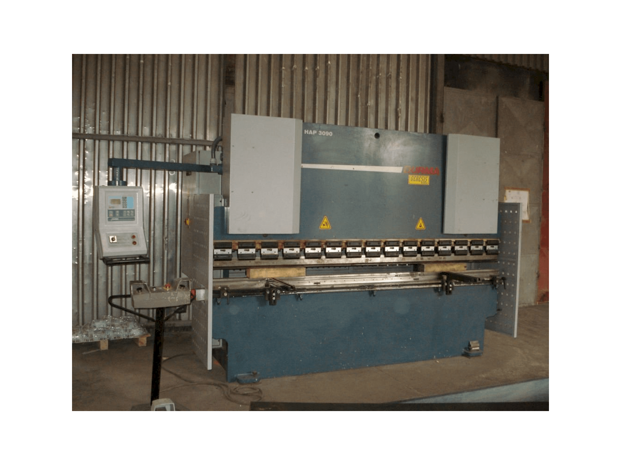 Frontansicht der Durma HAP 3090 Maschine